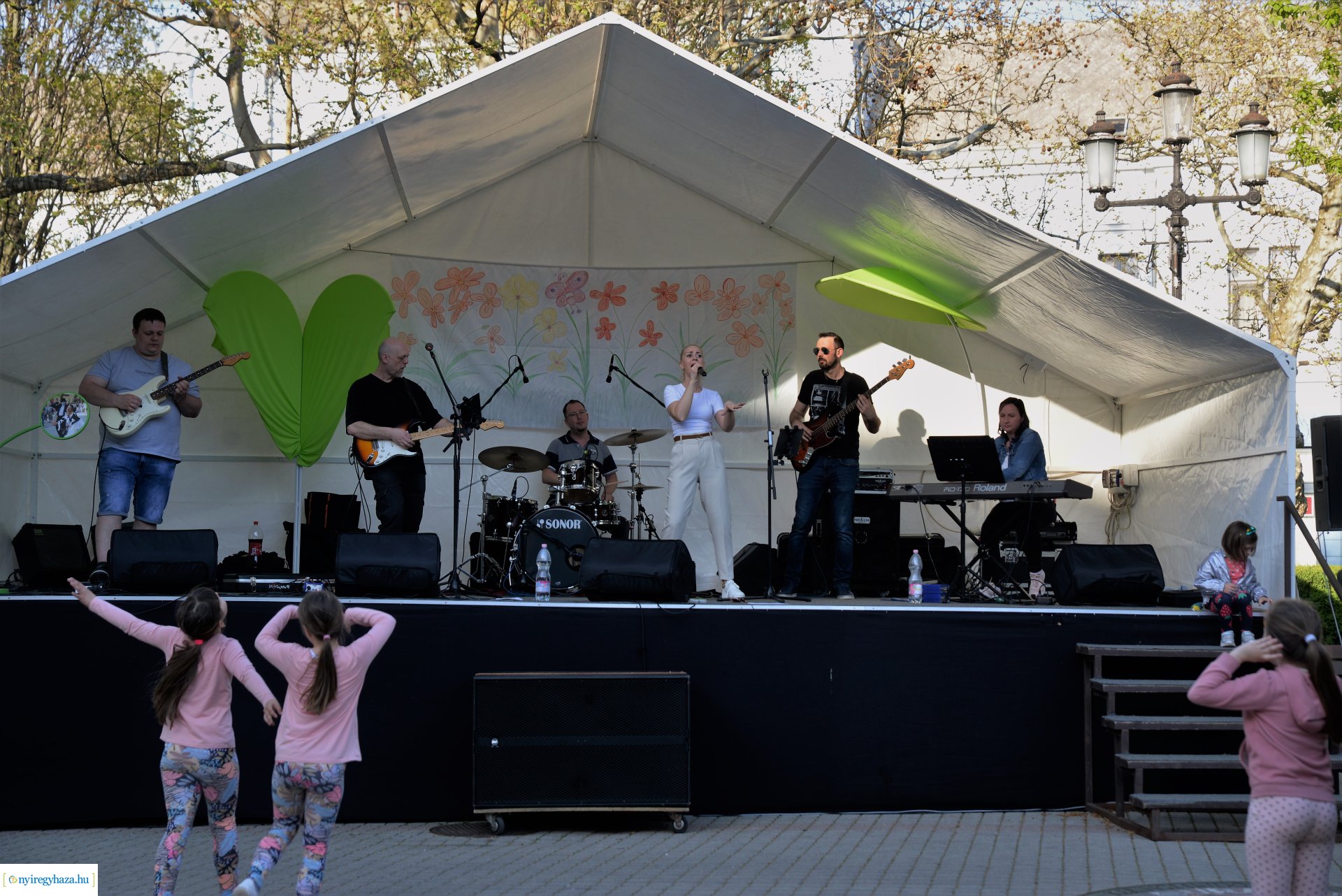 Tavaszi zsongás a Kossuth téren -  a Szívtiproll zenekar koncertje