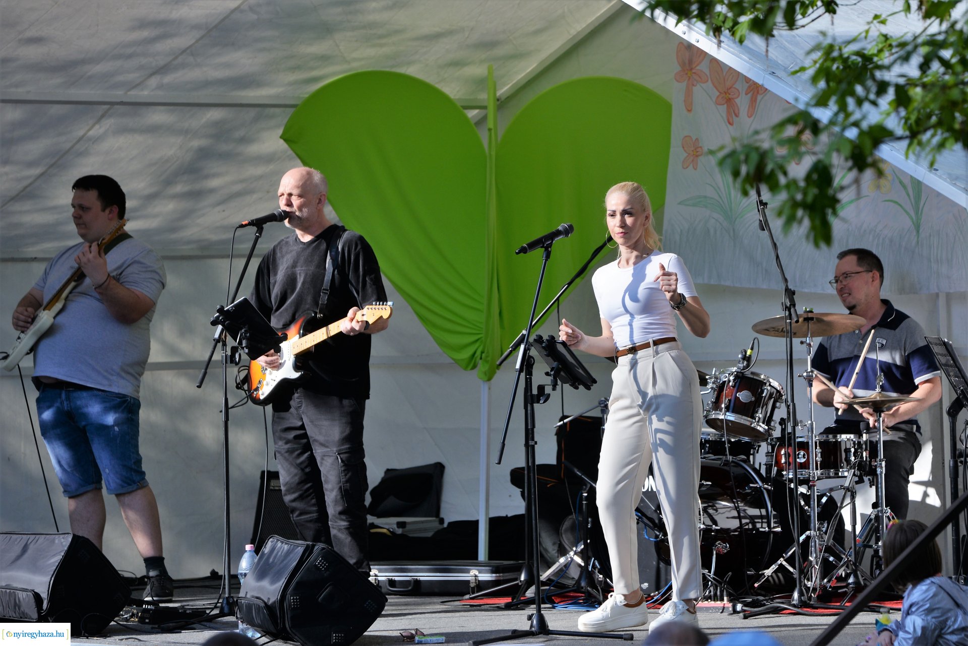 Tavaszi zsongás a Kossuth téren -  a Szívtiproll zenekar koncertje