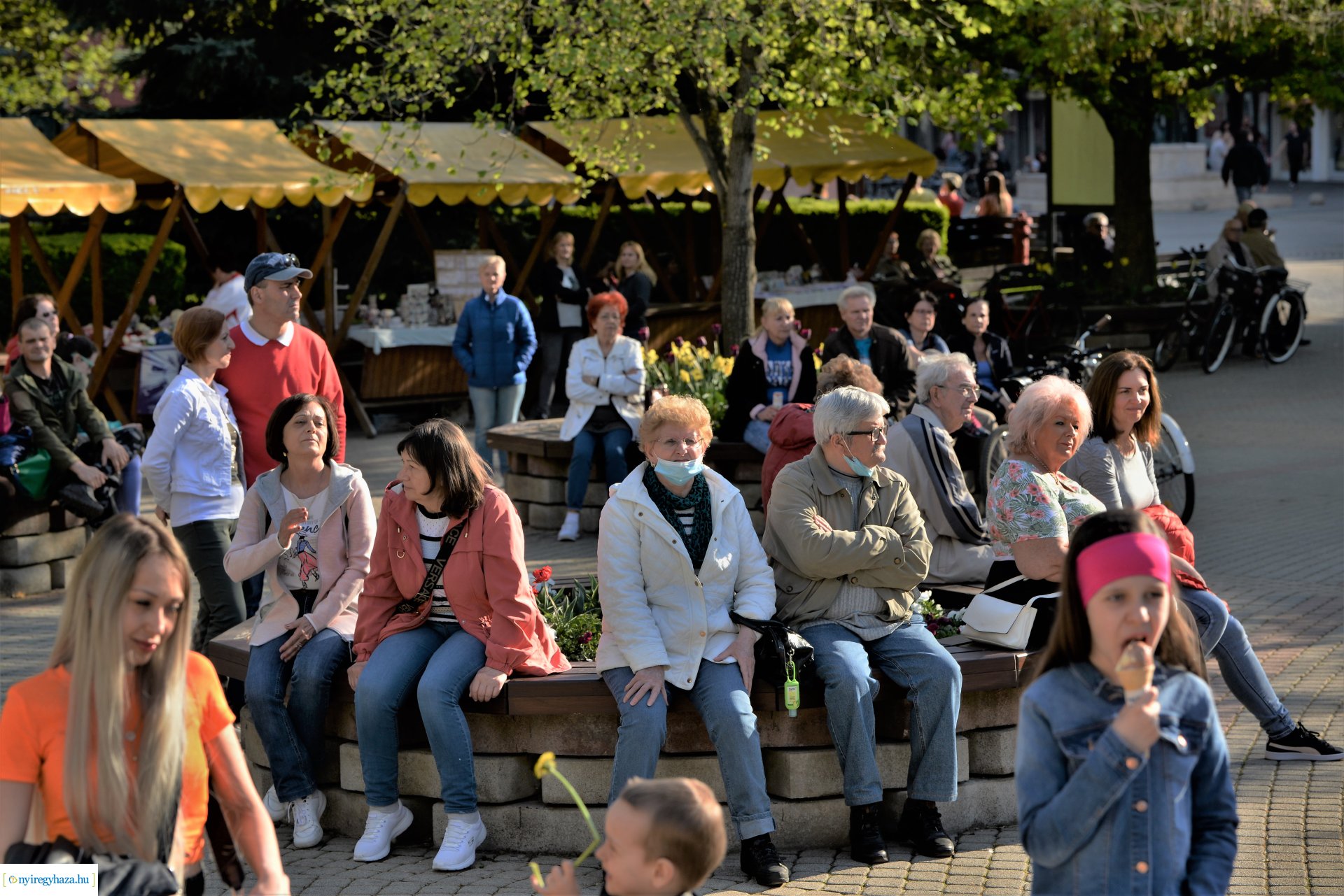 Tavaszi zsongás a Kossuth téren -  a Szívtiproll zenekar koncertje