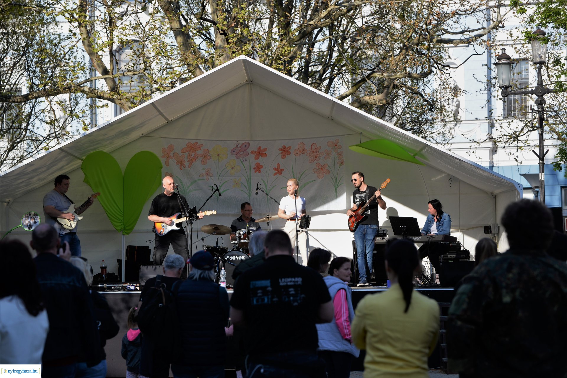 Tavaszi zsongás a Kossuth téren -  a Szívtiproll zenekar koncertje