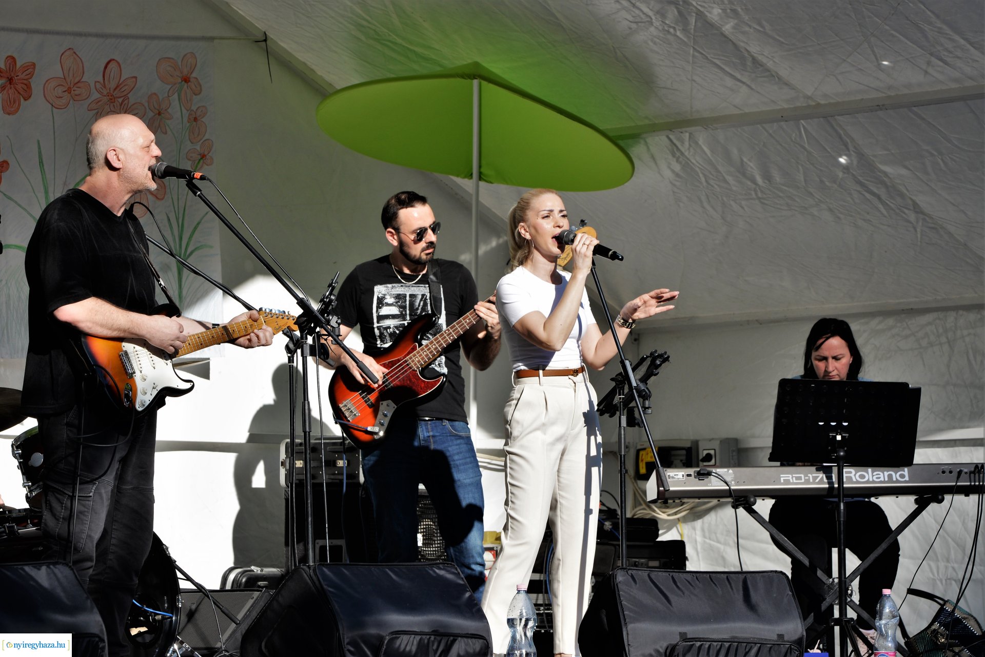 Tavaszi zsongás a Kossuth téren -  a Szívtiproll zenekar koncertje