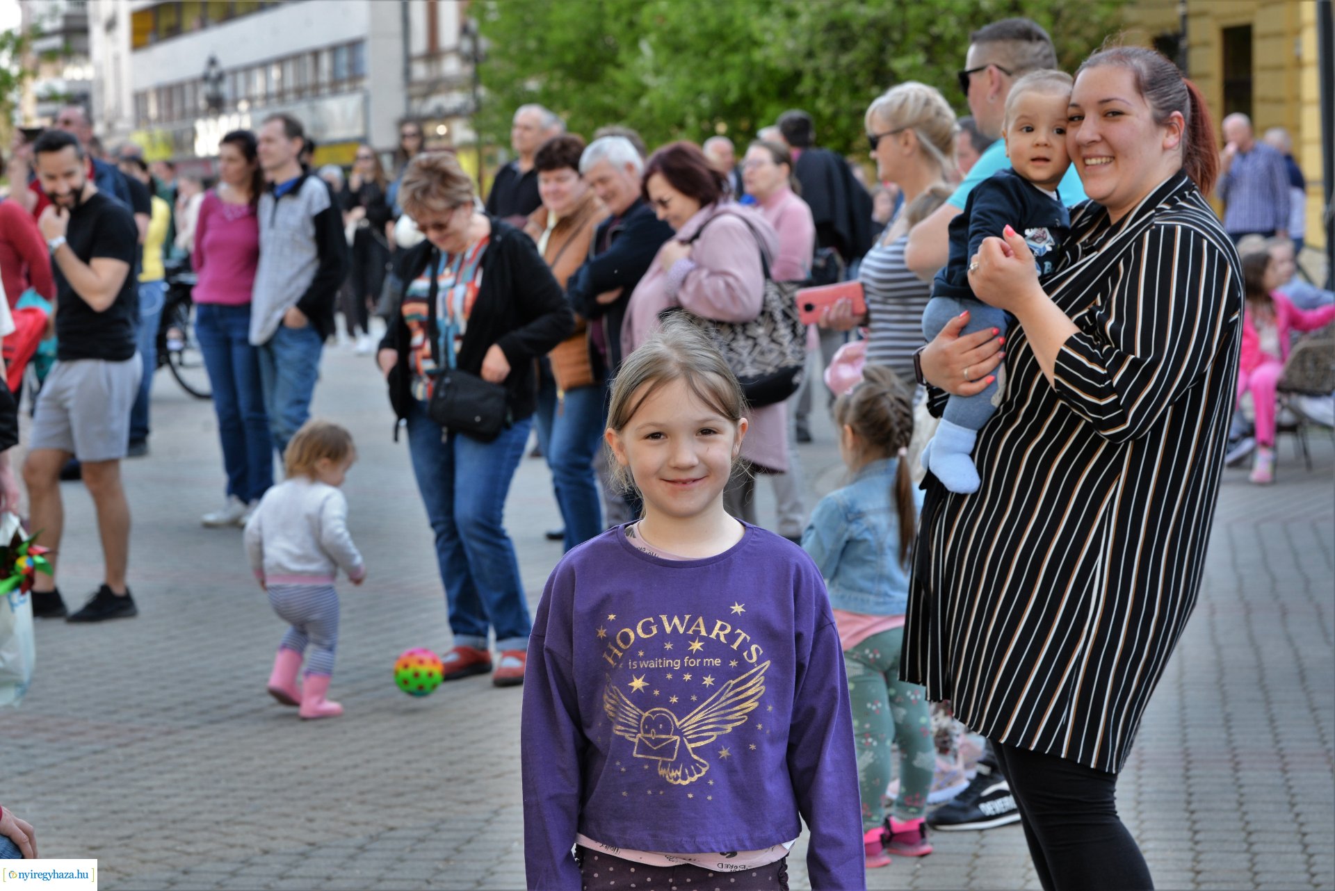Tavaszi zsongás a Kossuth téren -  a Szívtiproll zenekar koncertje