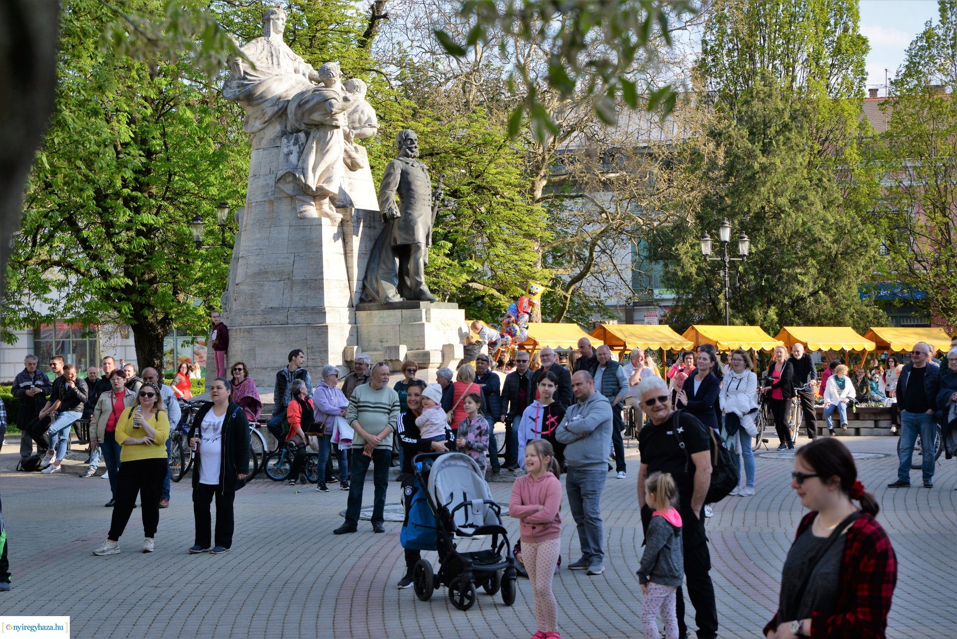 Tavaszi zsongás a Kossuth téren -  a Szívtiproll zenekar koncertje
