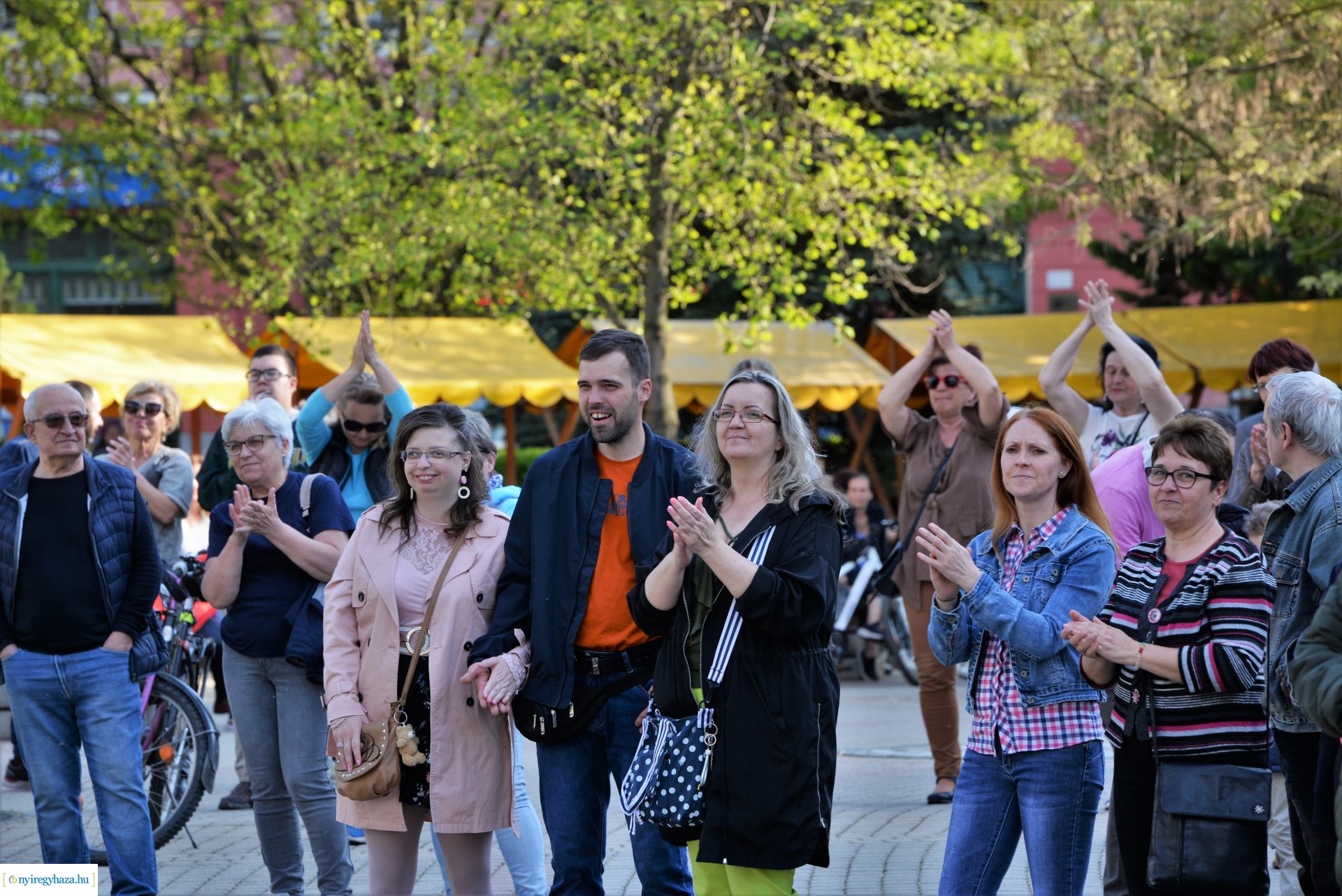 Tavaszi zsongás a Kossuth téren -  a Szívtiproll zenekar koncertje