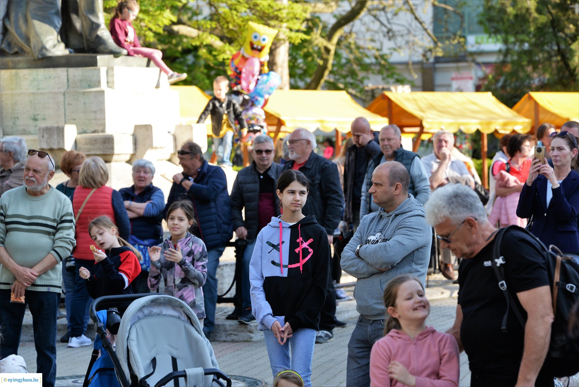 Tavaszi zsongás a Kossuth téren -  a Szívtiproll zenekar koncertje