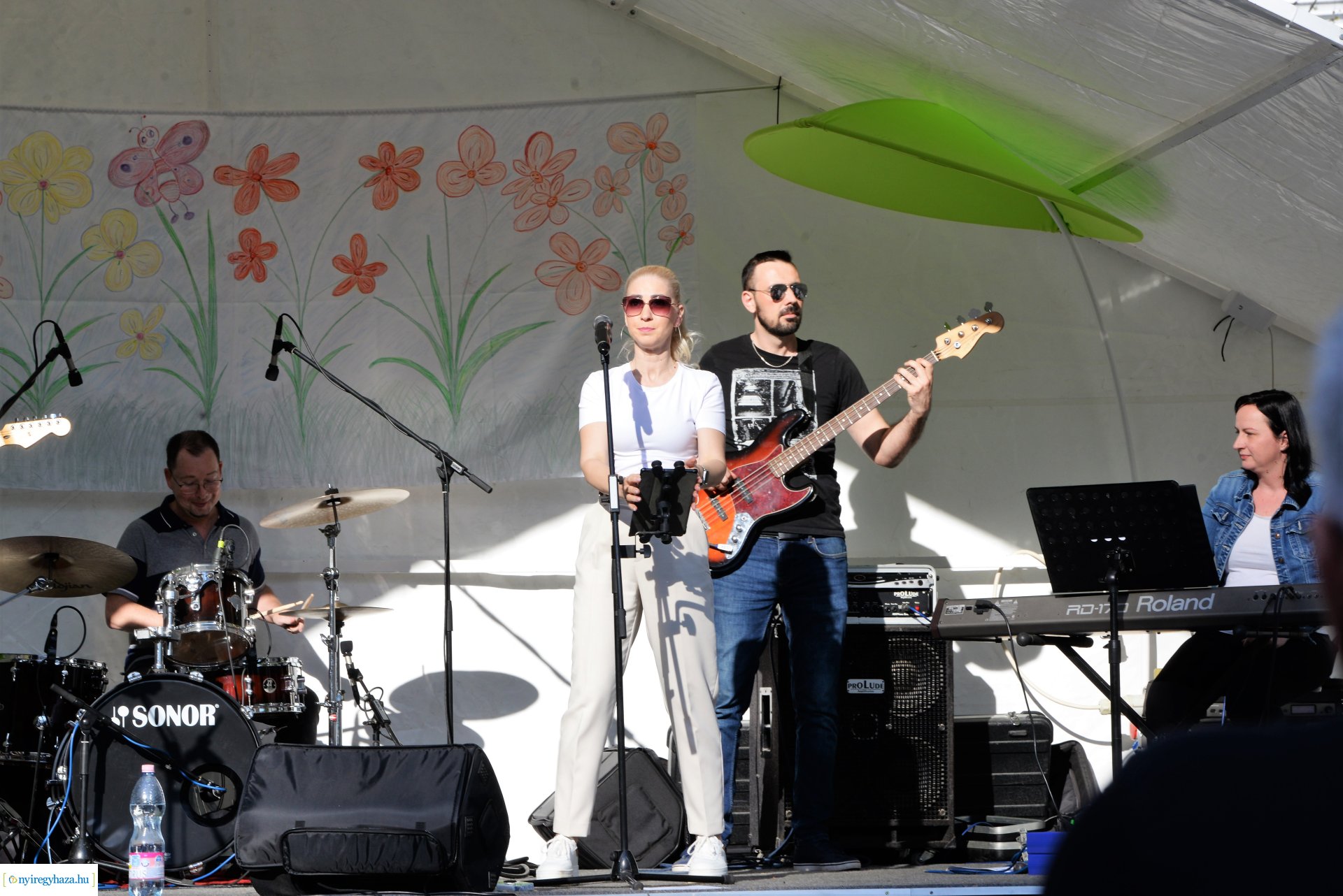 Tavaszi zsongás a Kossuth téren -  a Szívtiproll zenekar koncertje