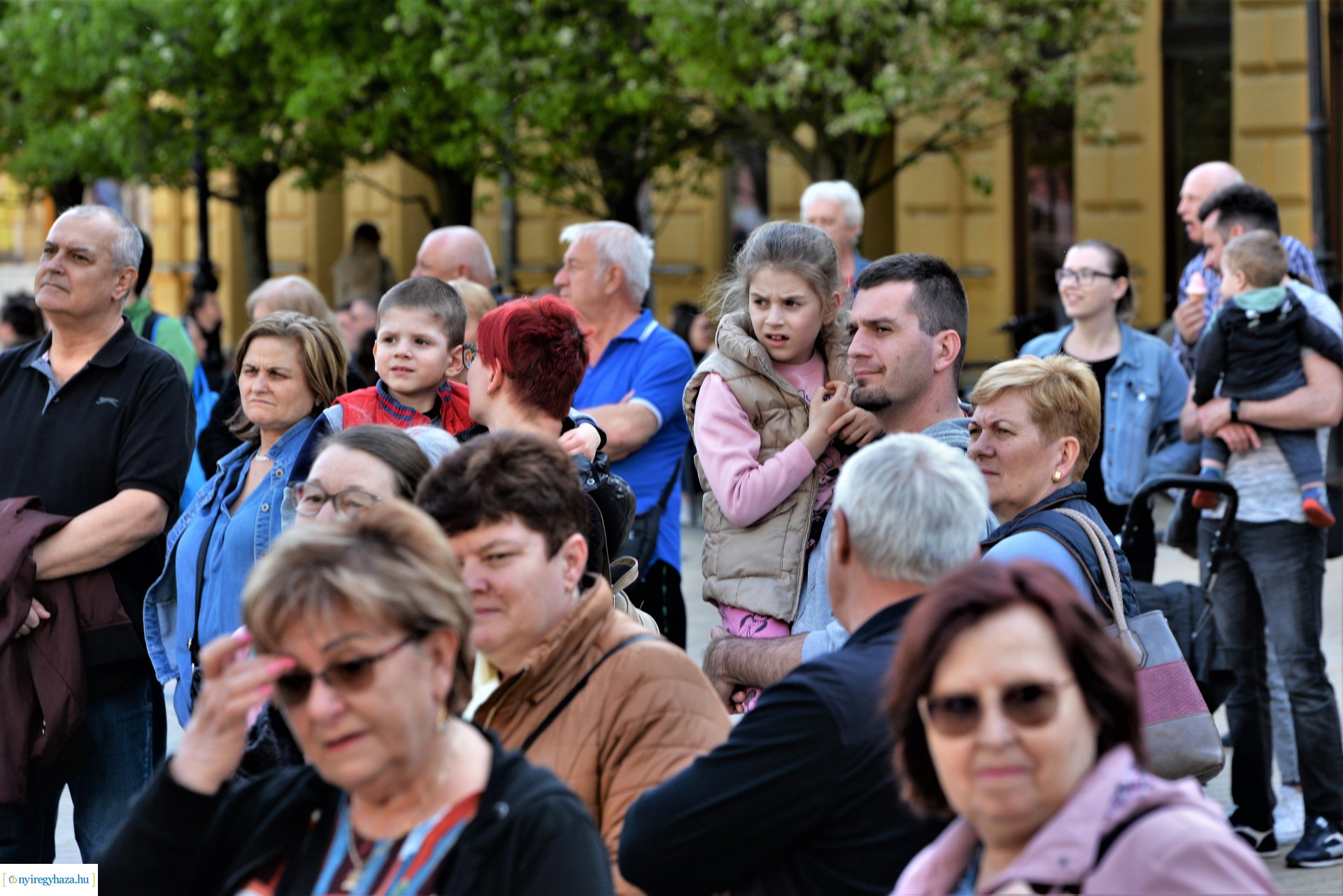 Tavaszi zsongás a Kossuth téren -  a Szívtiproll zenekar koncertje
