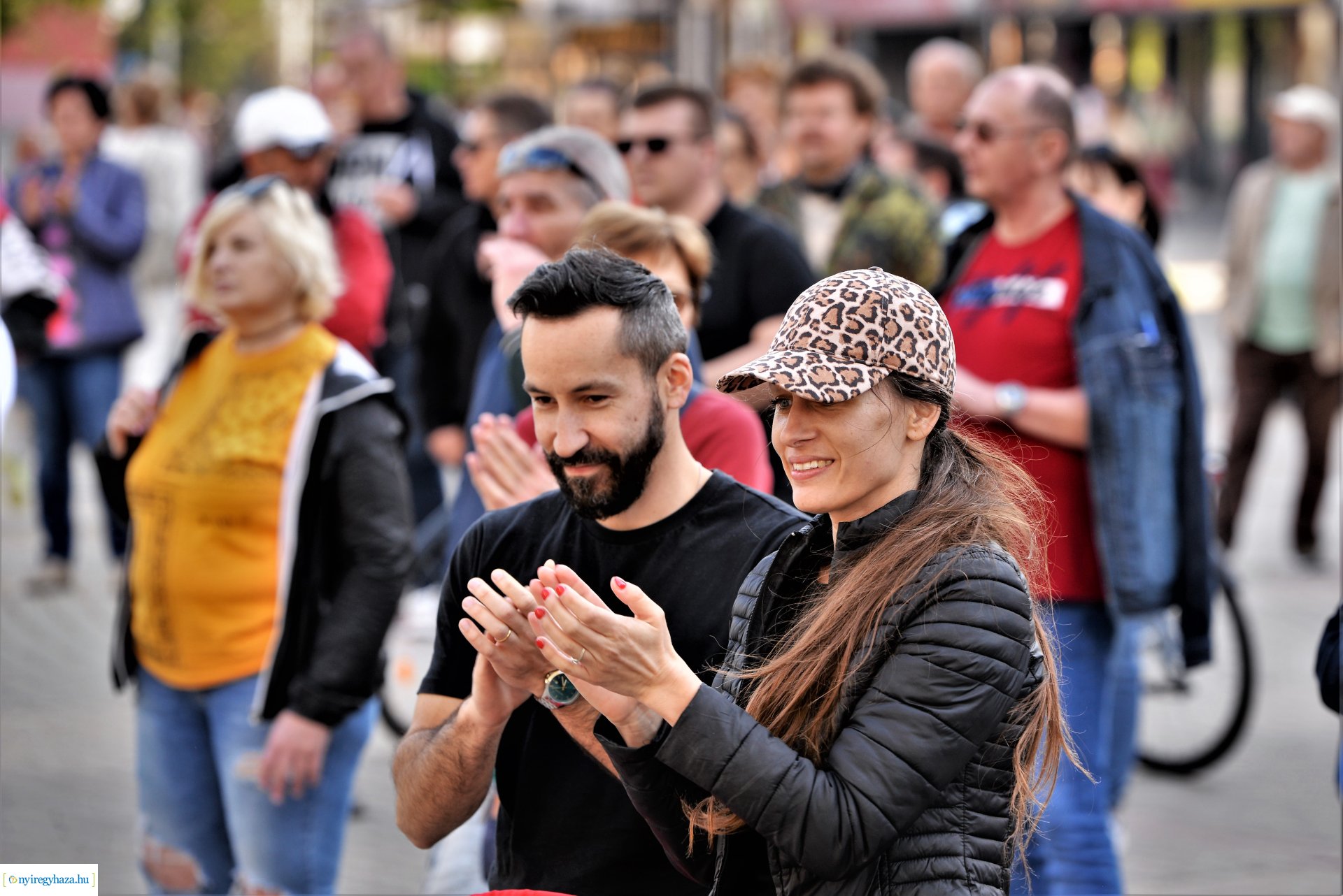 Tavaszi zsongás a Kossuth téren -  a Szívtiproll zenekar koncertje