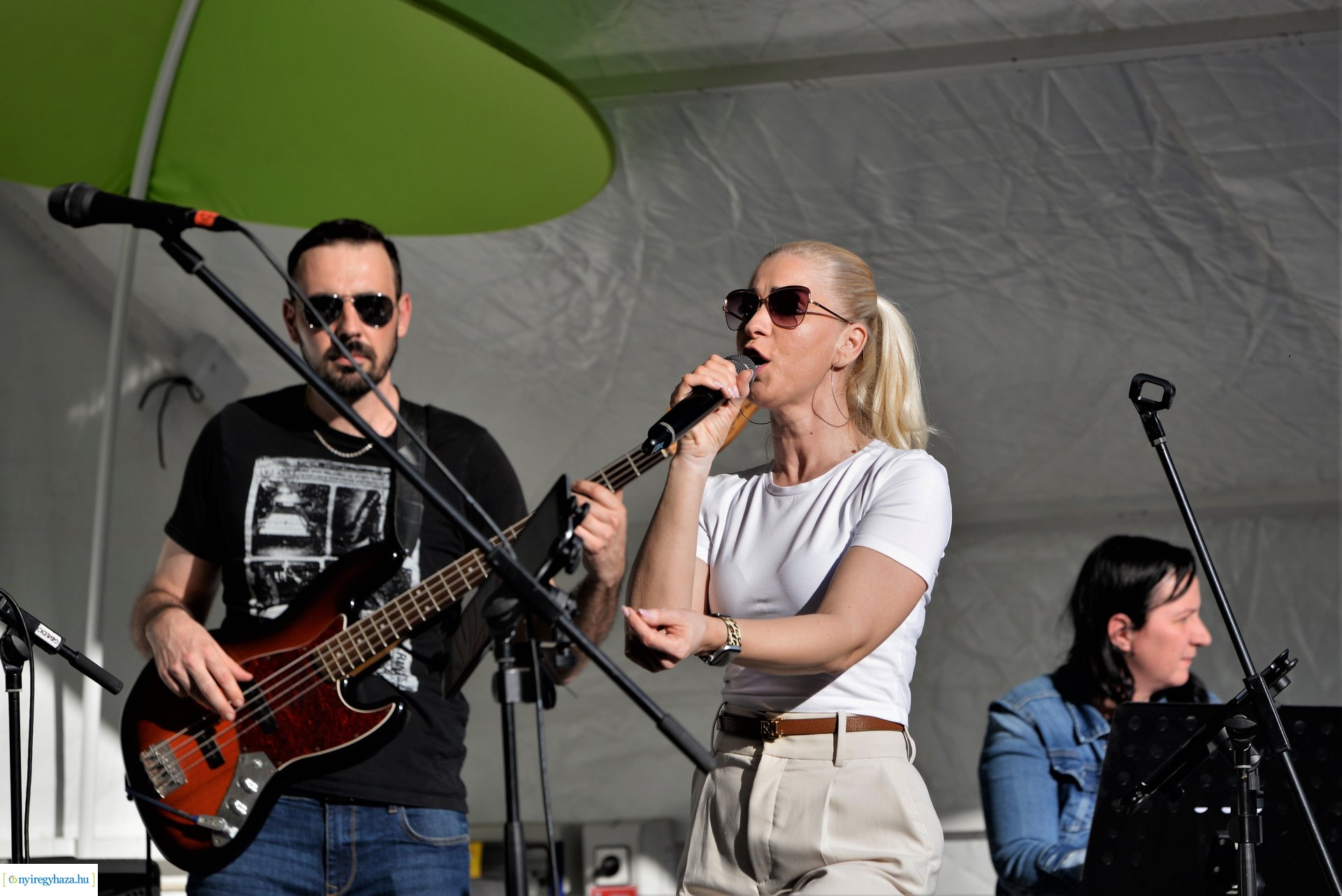 Tavaszi zsongás a Kossuth téren -  a Szívtiproll zenekar koncertje