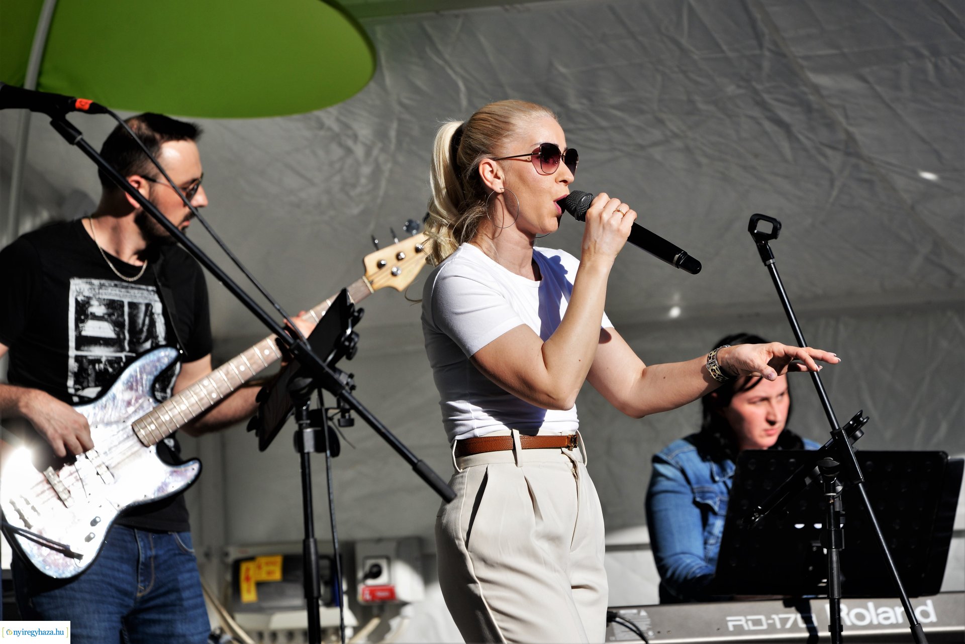 Tavaszi zsongás a Kossuth téren -  a Szívtiproll zenekar koncertje