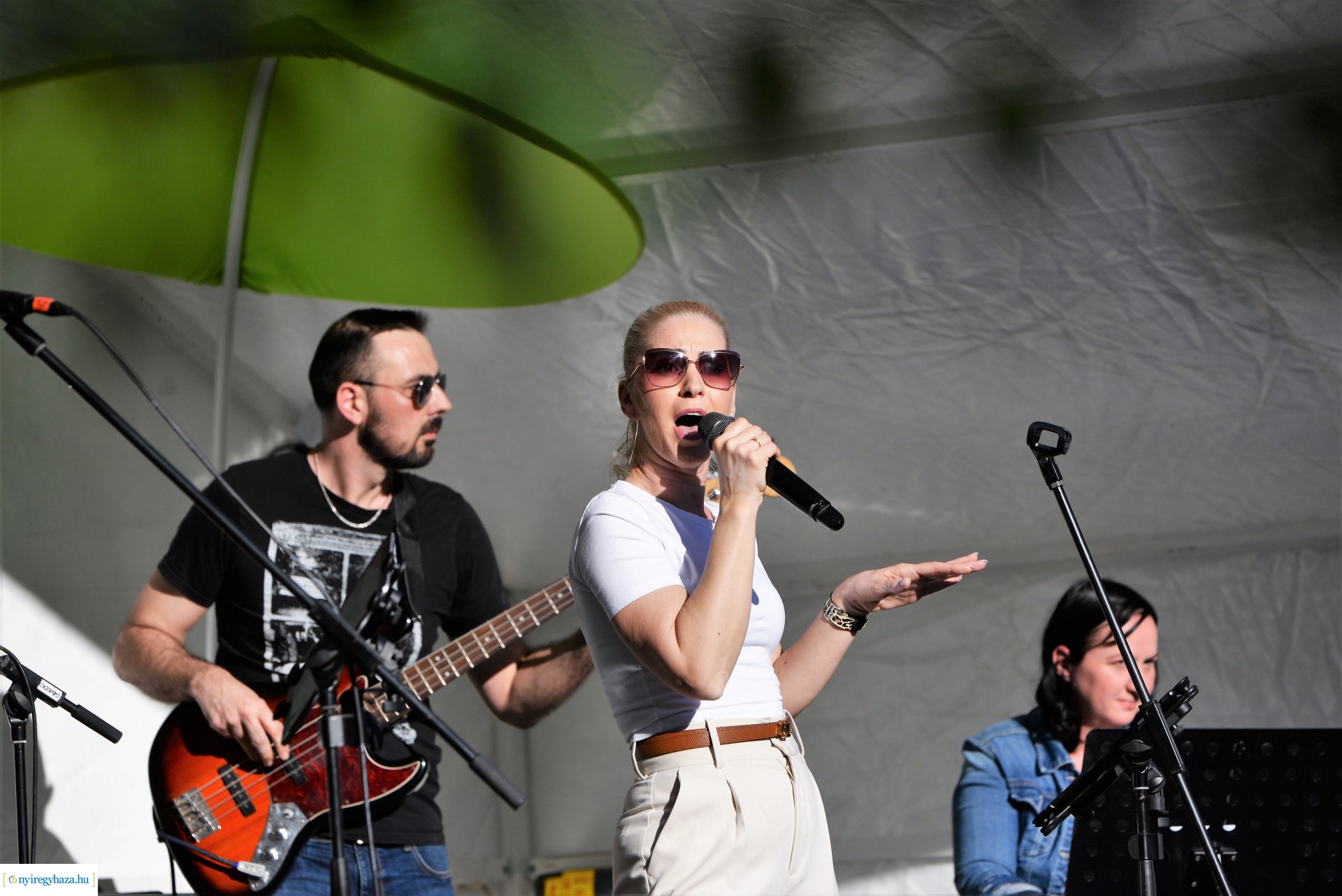 Tavaszi zsongás a Kossuth téren -  a Szívtiproll zenekar koncertje