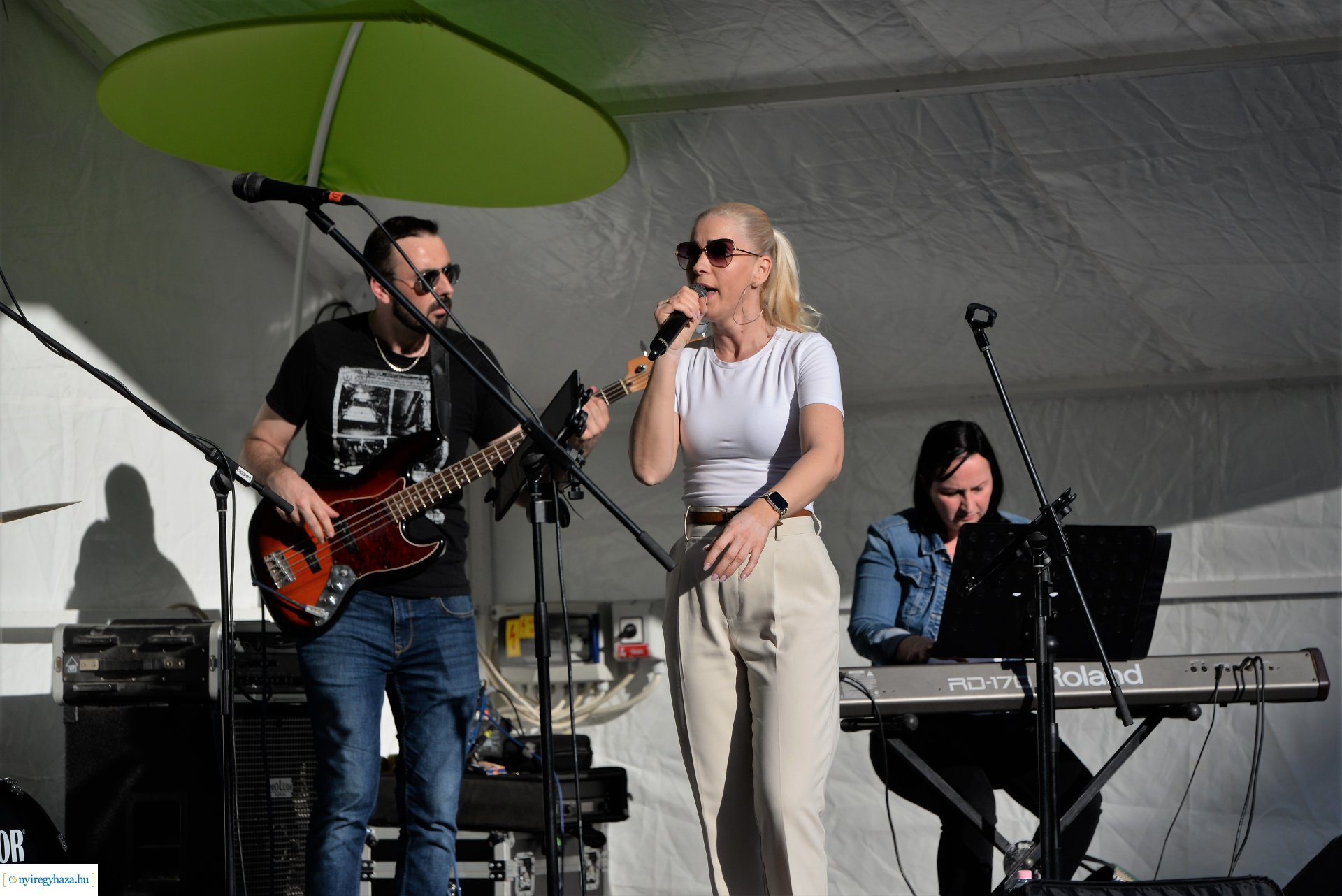 Tavaszi zsongás a Kossuth téren -  a Szívtiproll zenekar koncertje