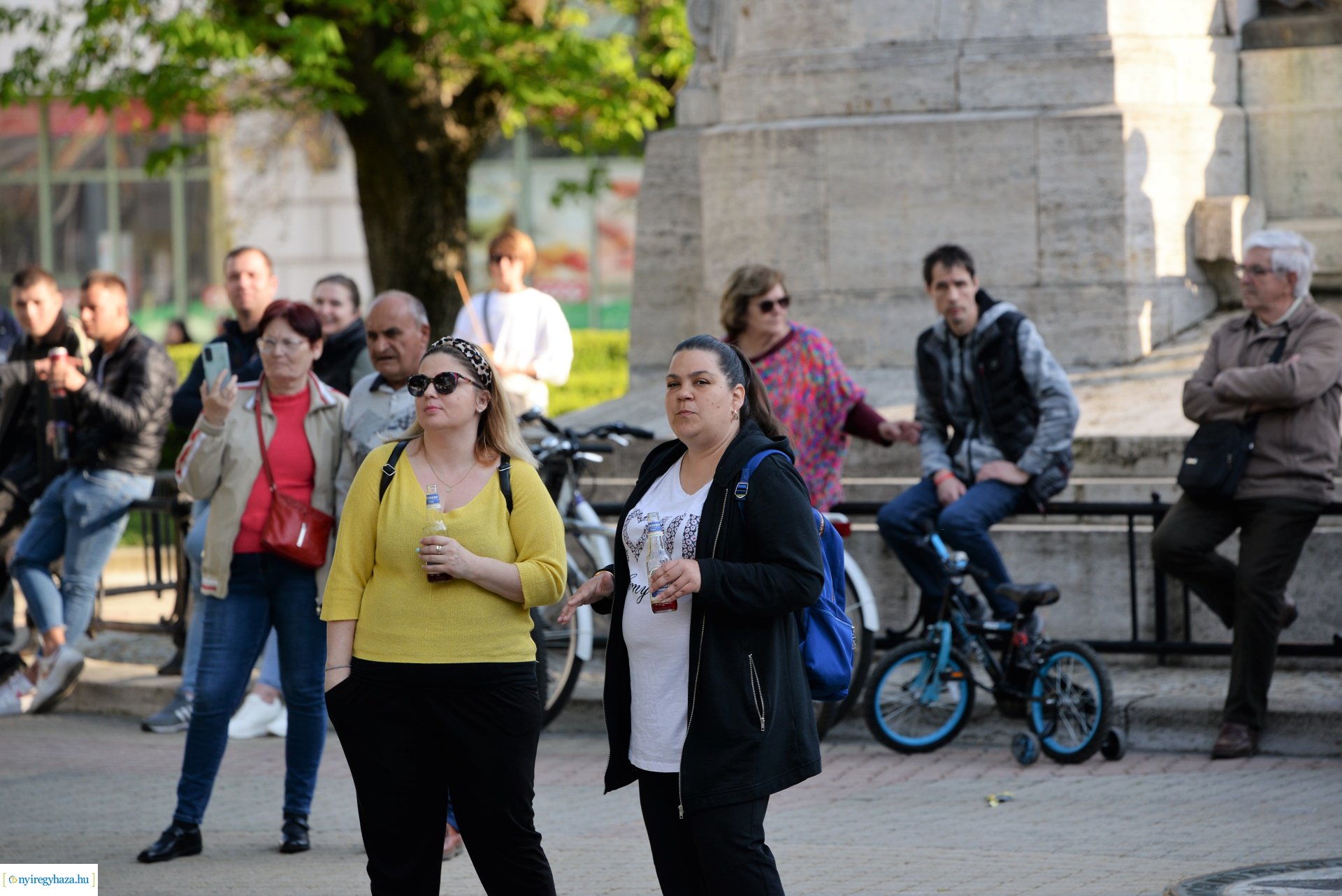 Tavaszi zsongás a Kossuth téren -  a Szívtiproll zenekar koncertje