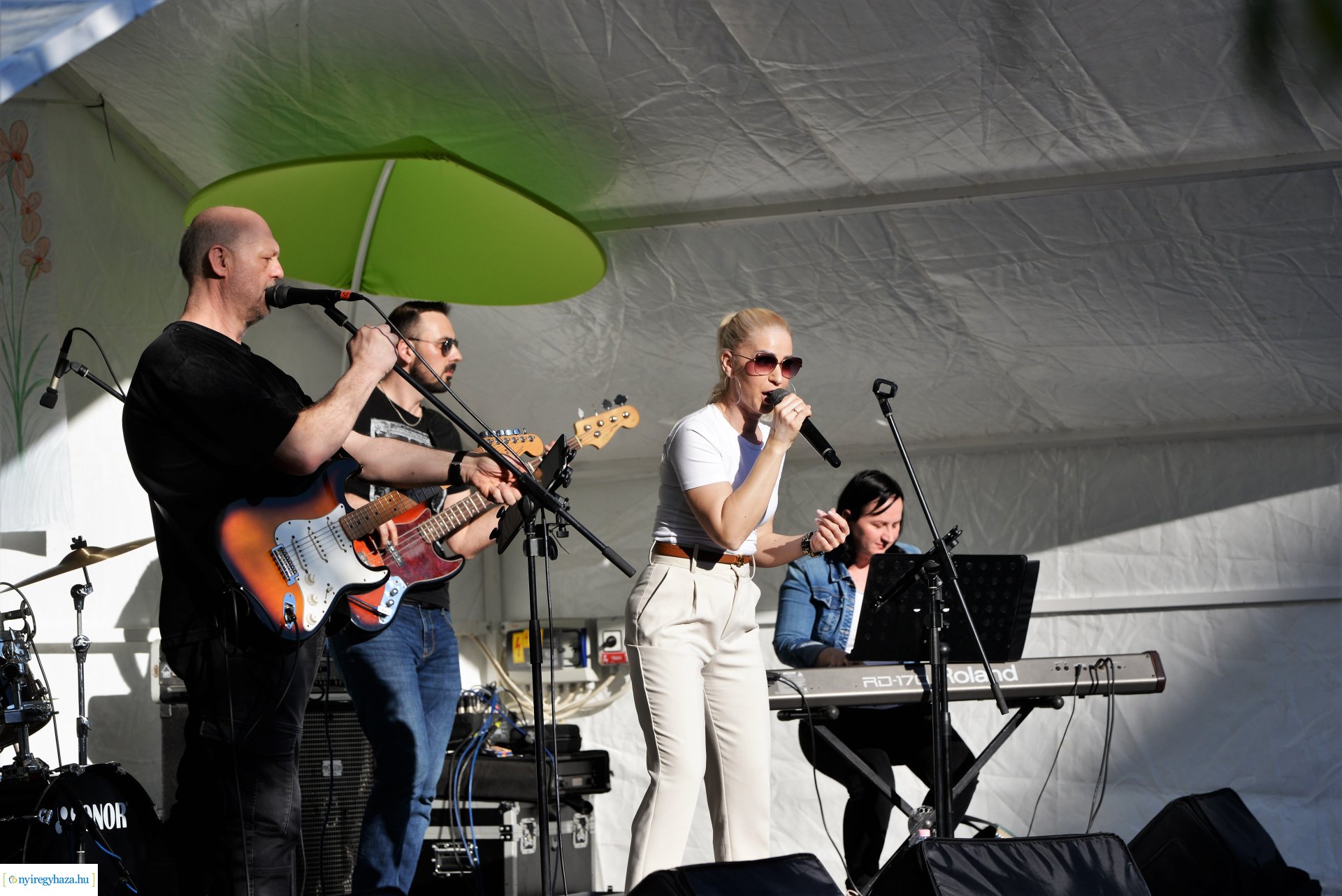 Tavaszi zsongás a Kossuth téren -  a Szívtiproll zenekar koncertje