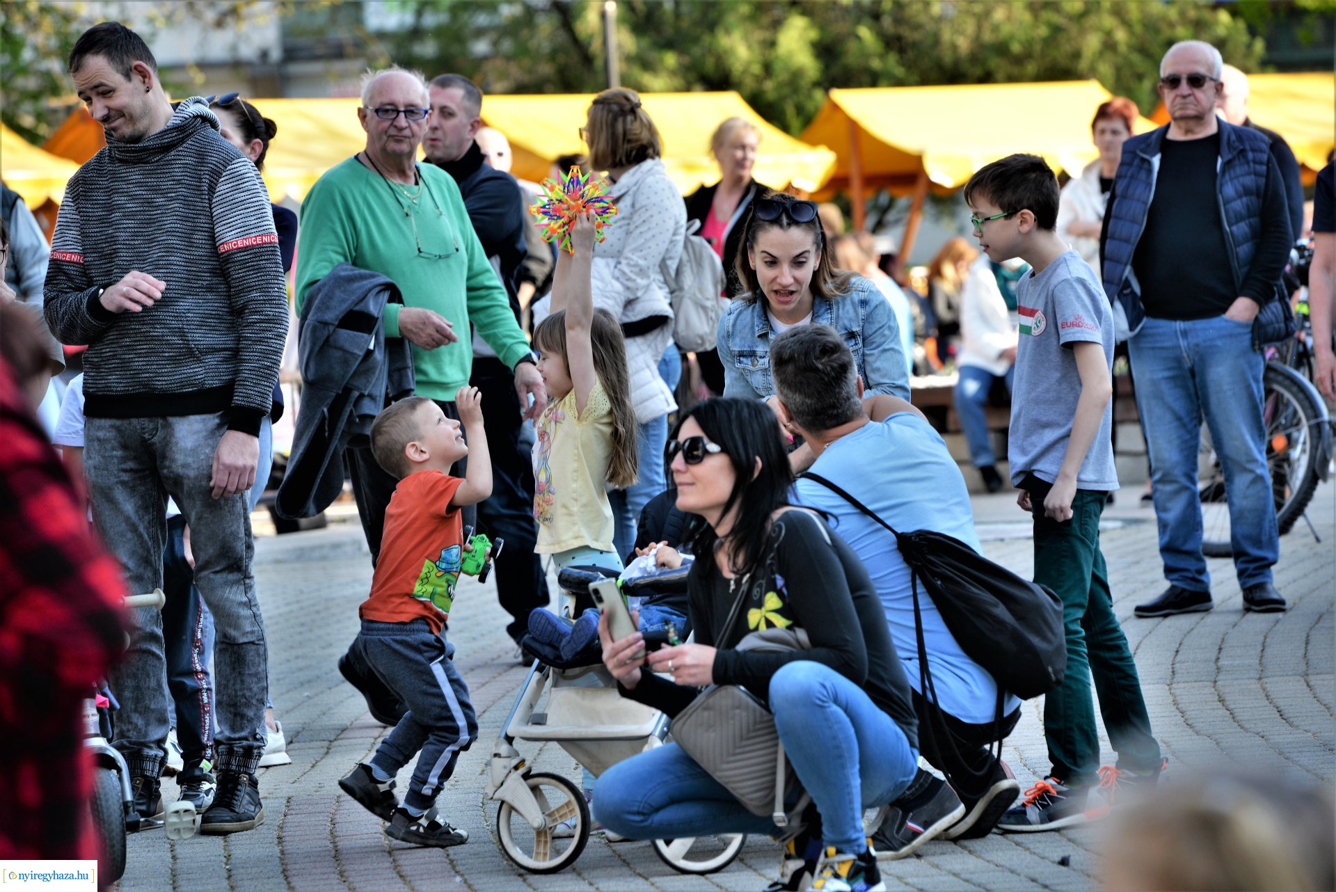 Tavaszi zsongás a Kossuth téren -  a Szívtiproll zenekar koncertje