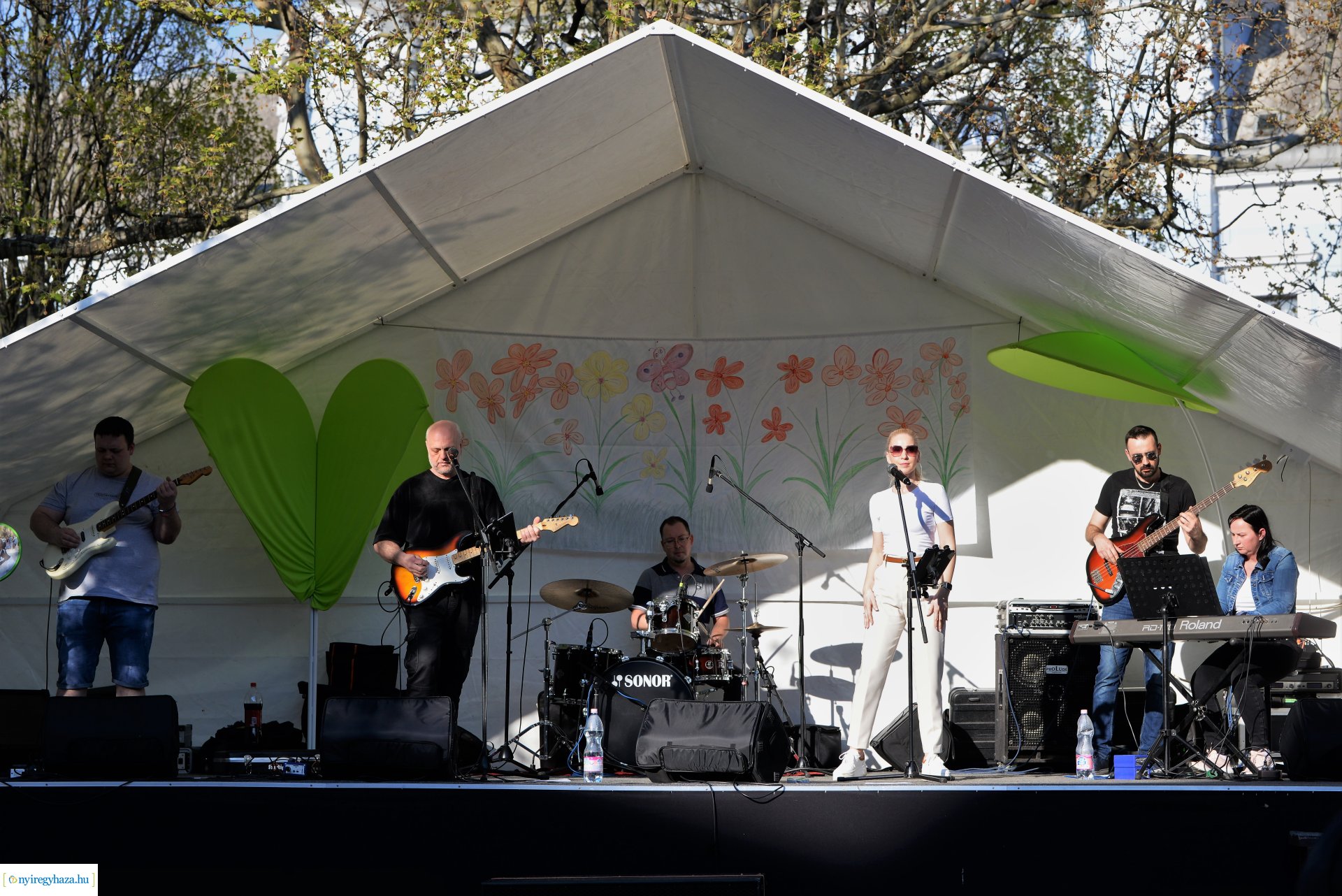 Tavaszi zsongás a Kossuth téren -  a Szívtiproll zenekar koncertje