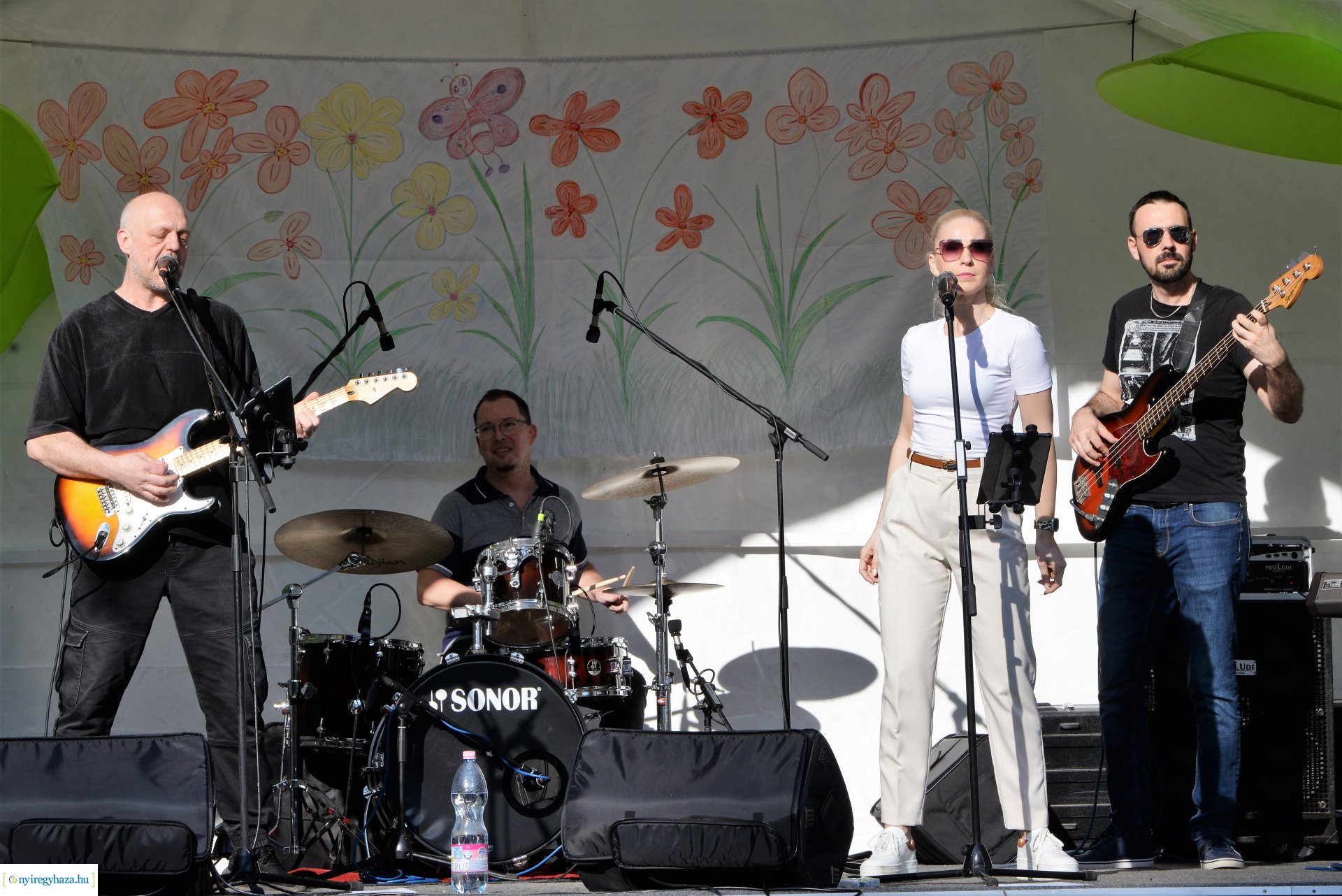 Tavaszi zsongás a Kossuth téren -  a Szívtiproll zenekar koncertje