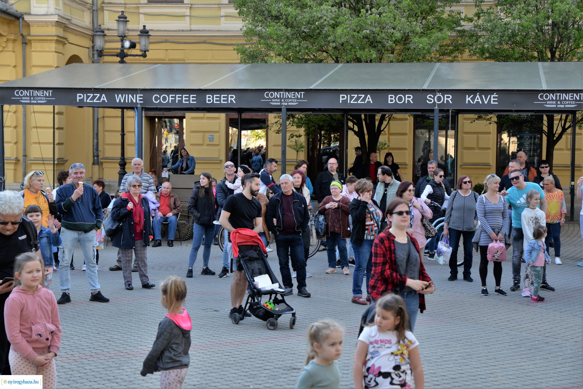 Tavaszi zsongás a Kossuth téren -  a Szívtiproll zenekar koncertje