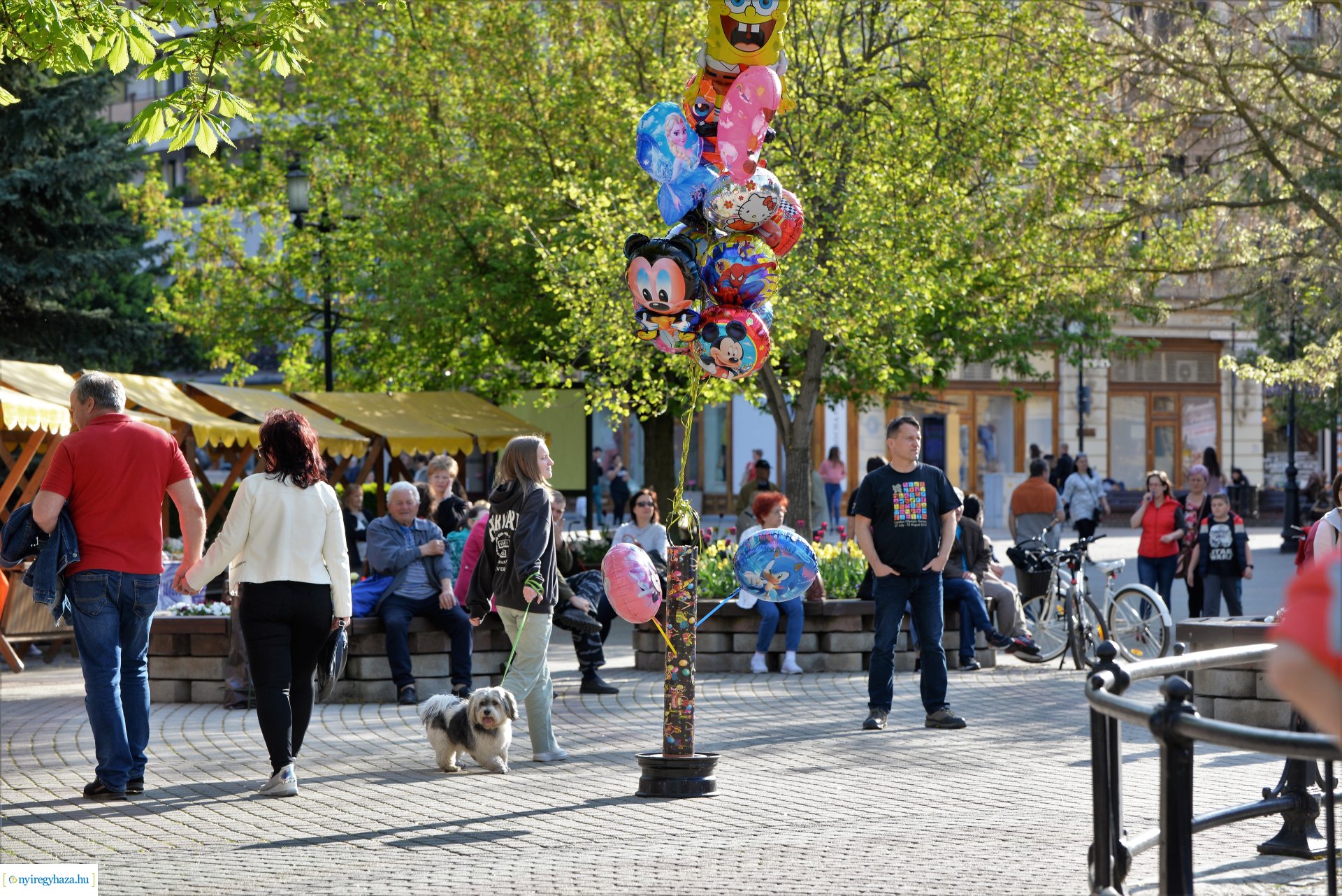 Tavaszi zsongás a Kossuth téren -  a Szívtiproll zenekar koncertje