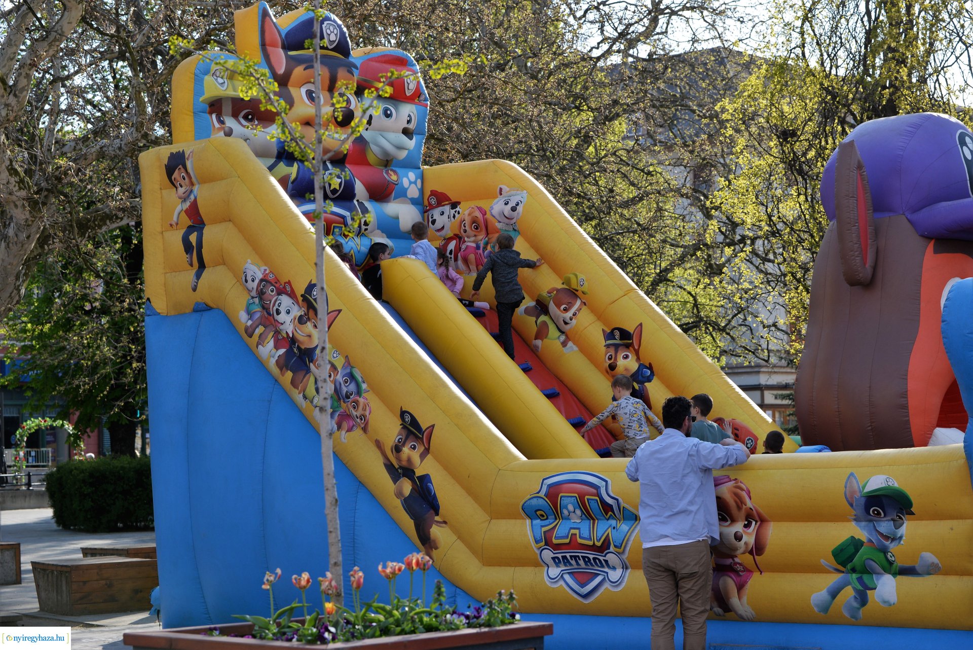 Tavaszi zsongás a Kossuth téren -  a Szívtiproll zenekar koncertje