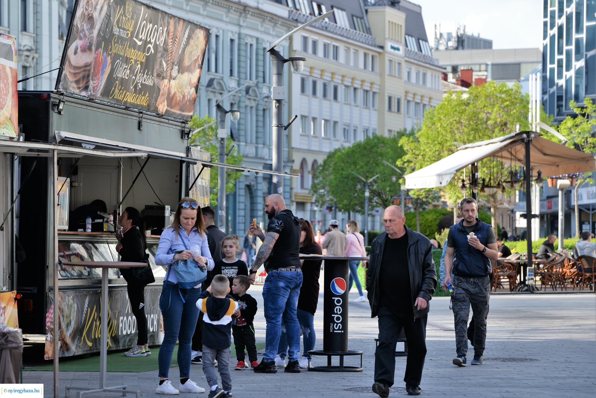 Tavaszi zsongás a Kossuth téren -  a Szívtiproll zenekar koncertje