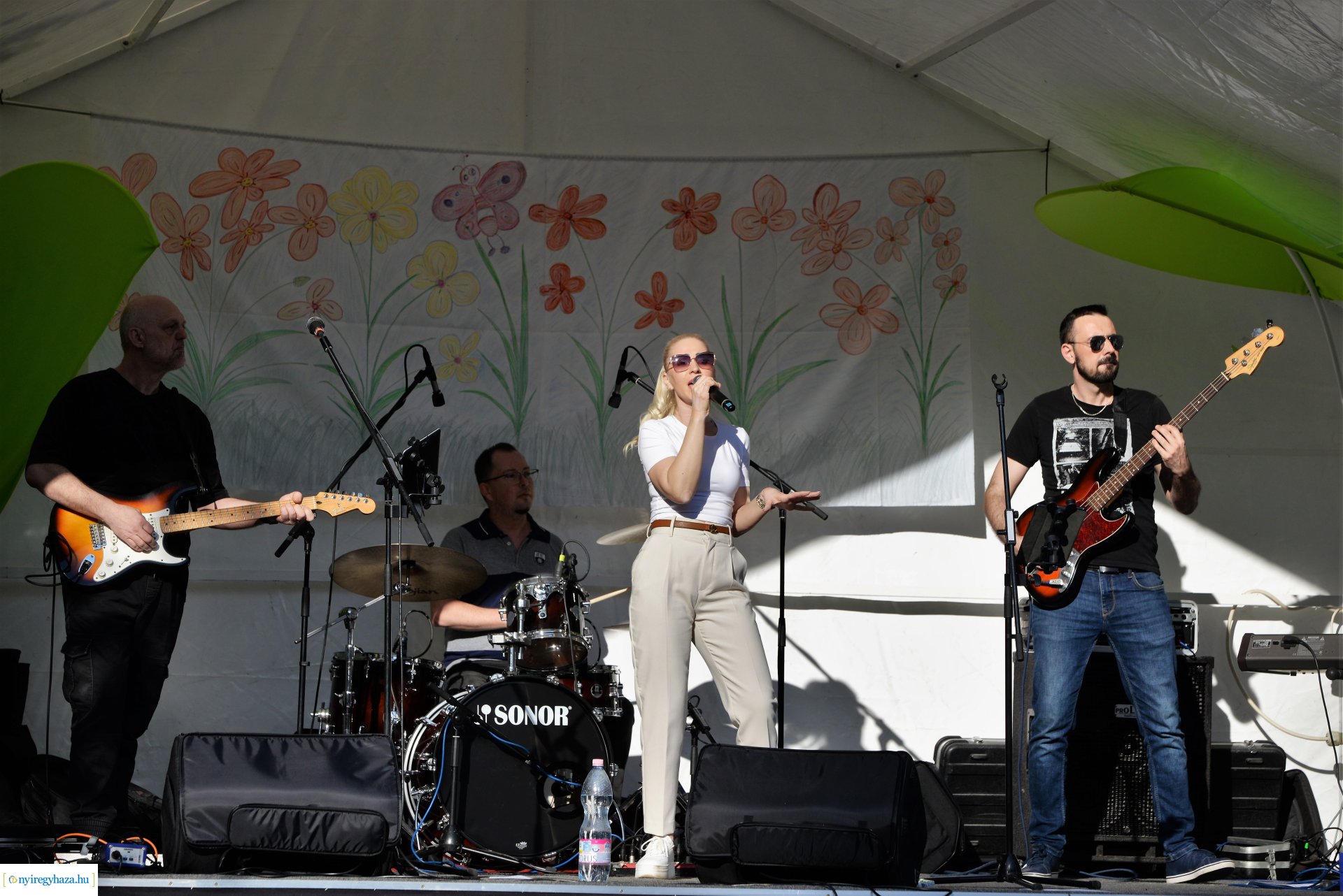 Tavaszi zsongás a Kossuth téren -  a Szívtiproll zenekar koncertje