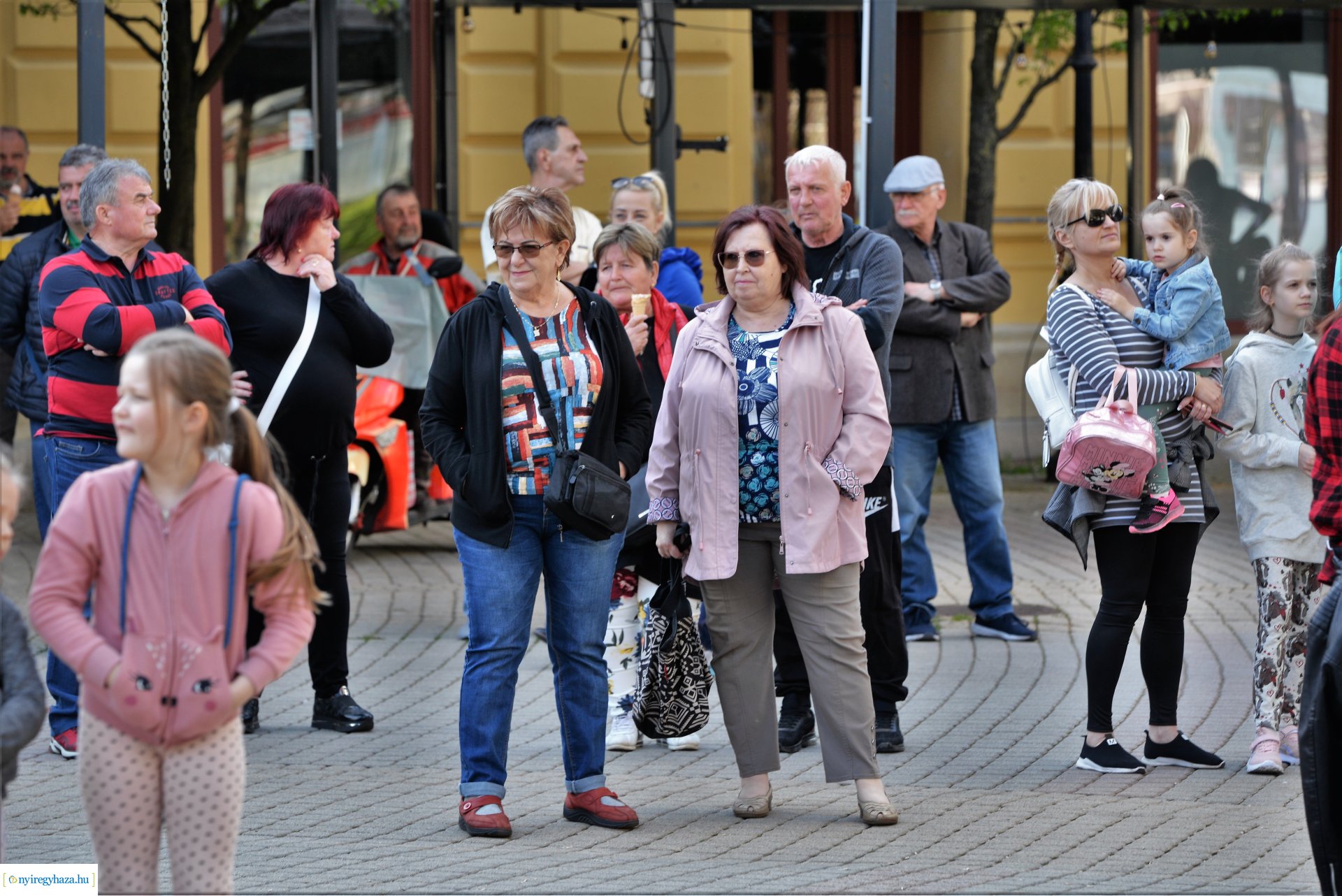 Tavaszi zsongás a Kossuth téren -  a Szívtiproll zenekar koncertje