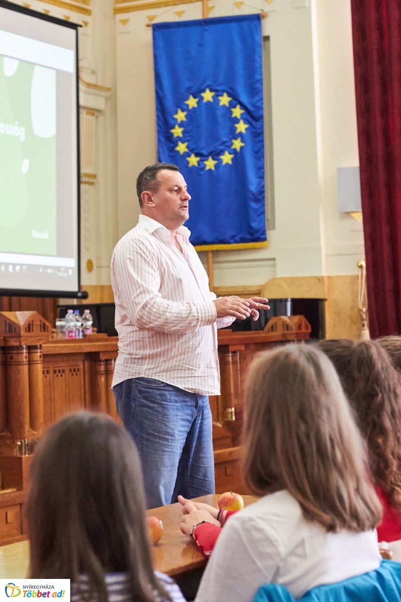 Te kezdd előadás a Megyeházán