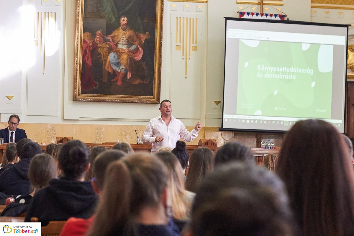 Te kezdd előadás a Megyeházán