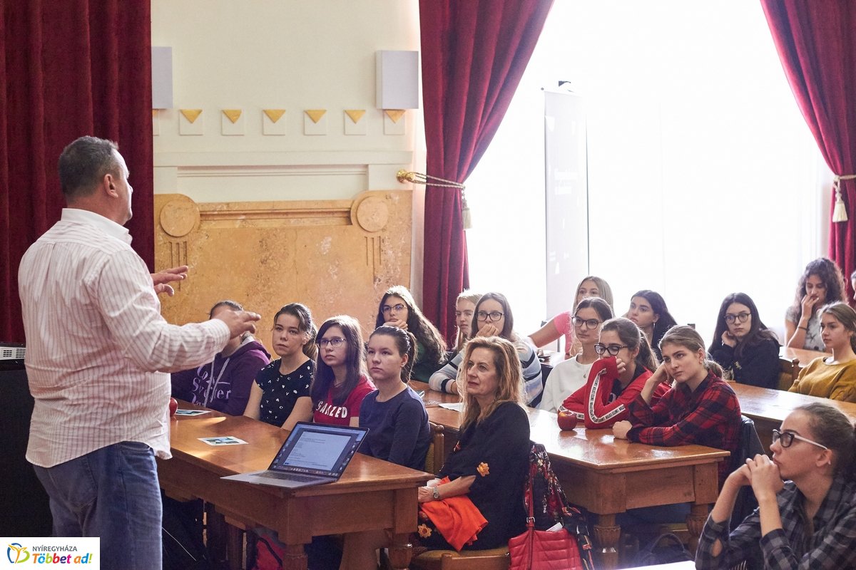 Te kezdd előadás a Megyeházán