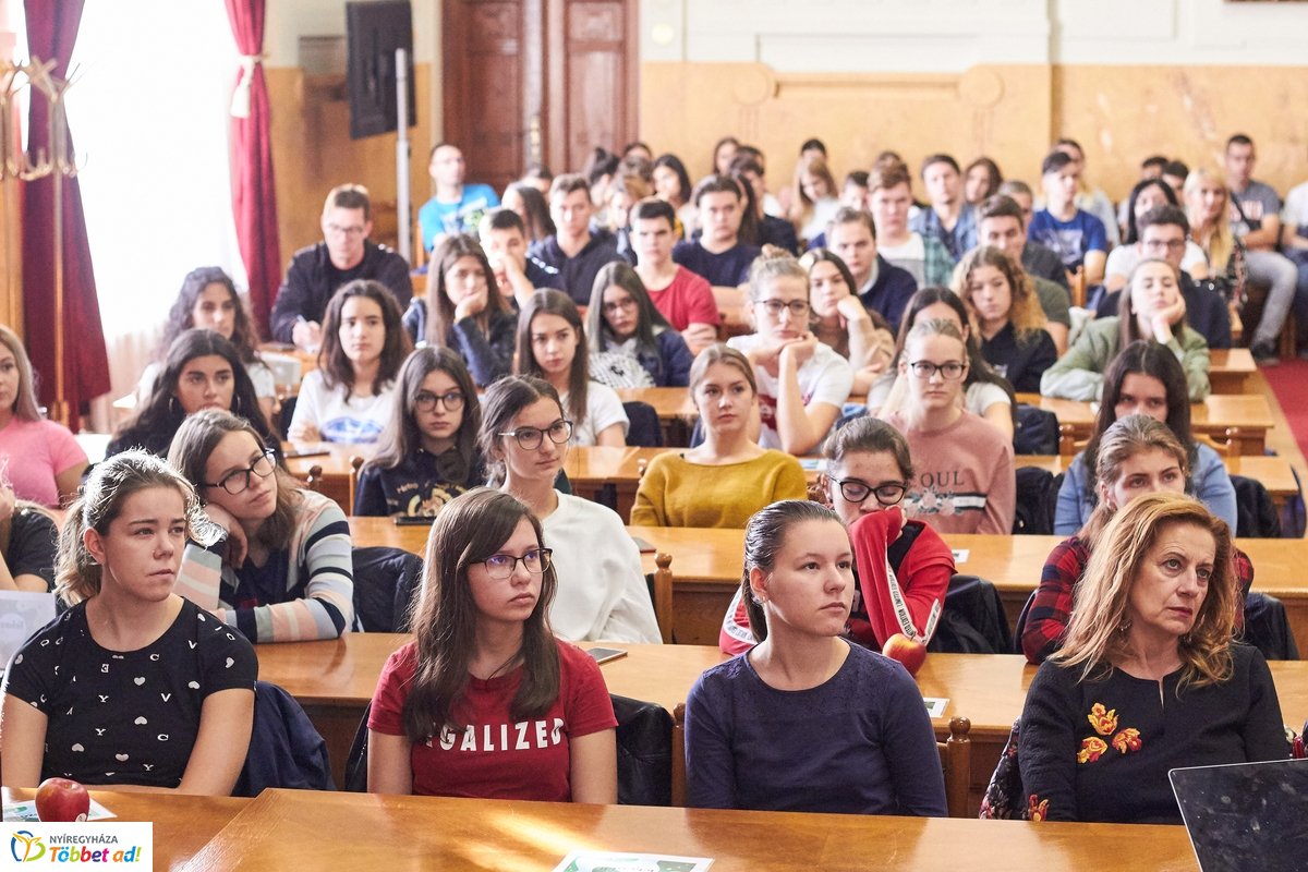 Te kezdd előadás a Megyeházán