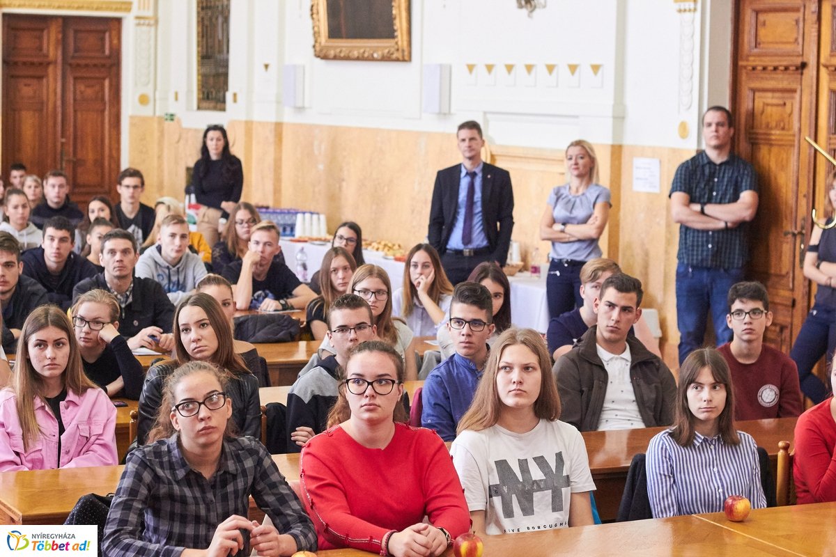 Te kezdd előadás a Megyeházán