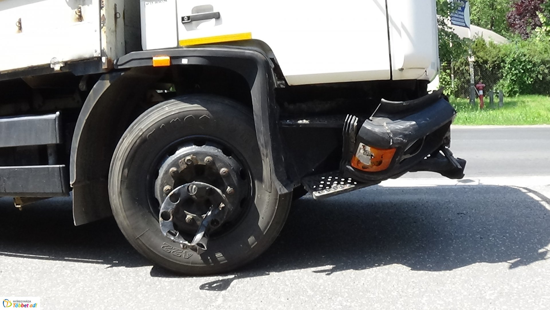 Teherautó és terepjáró ütközött a Simai úton