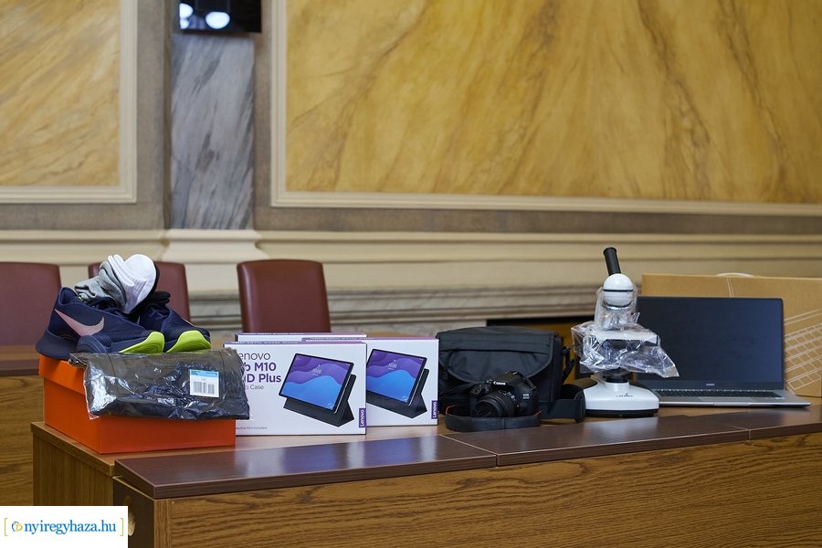 Tehetséges fiatalok díjazása 20220112