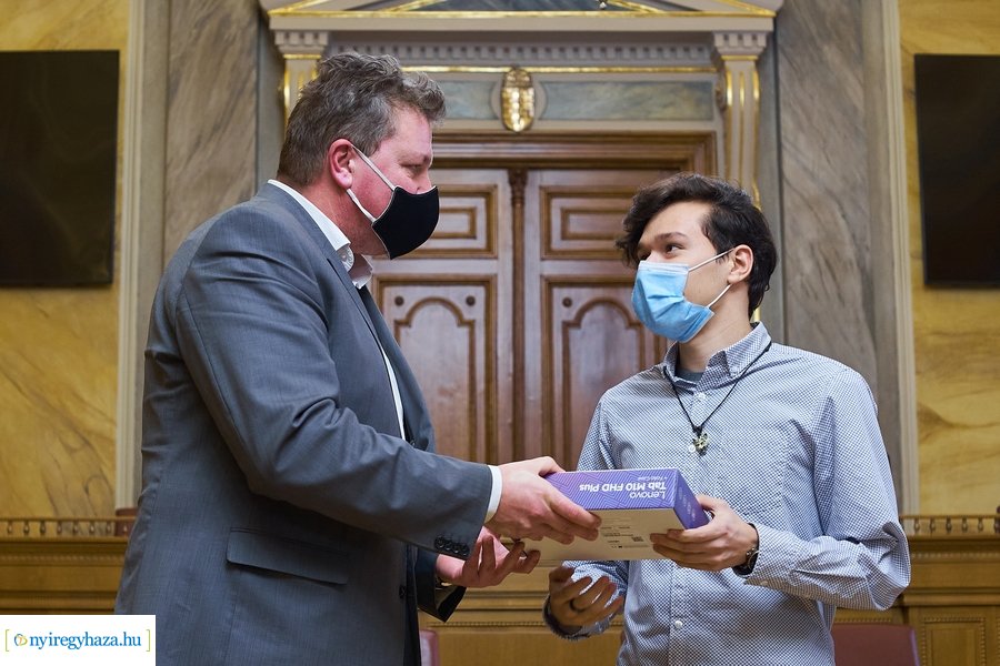 Tehetséges fiatalok díjazása 20220112