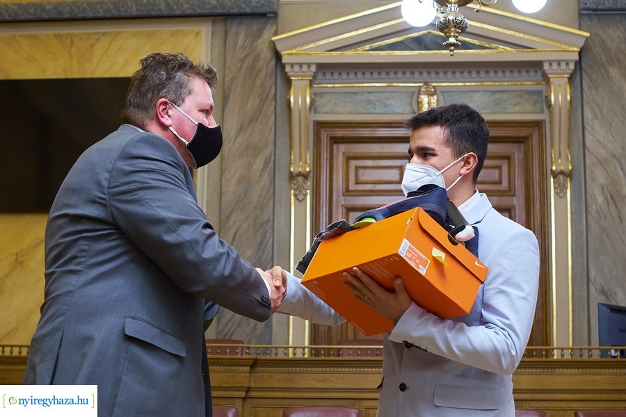 Tehetséges fiatalok díjazása 20220112