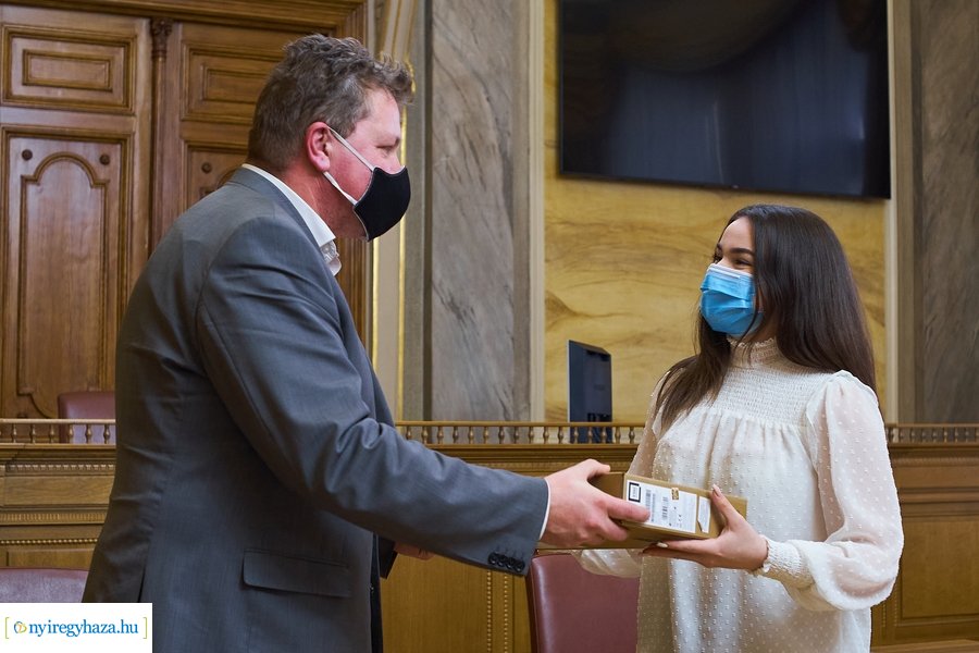 Tehetséges fiatalok díjazása 20220112