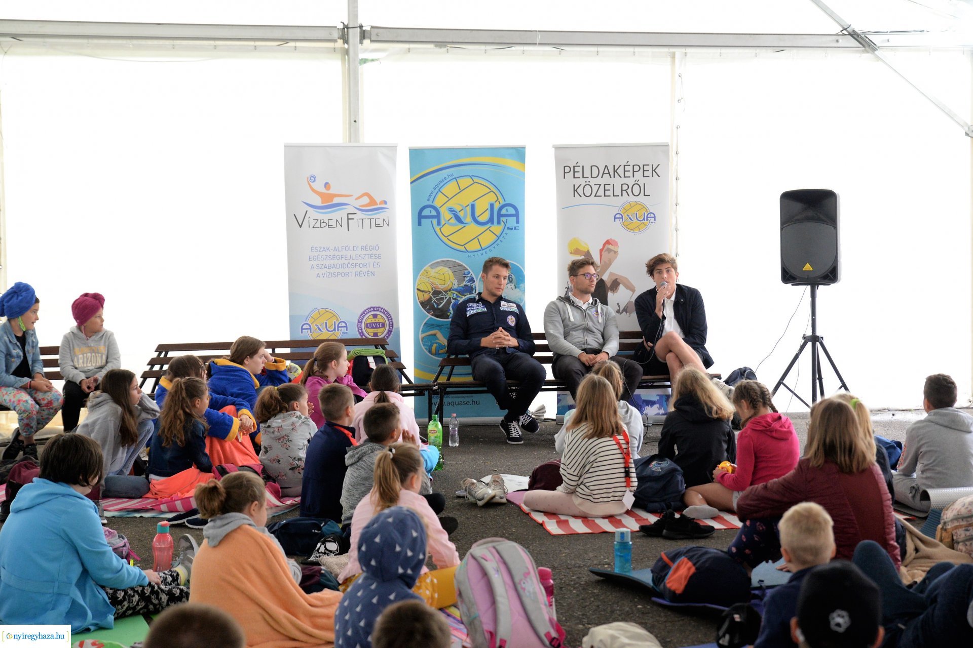 Tehetséges vízilabdások előadása Sóstón