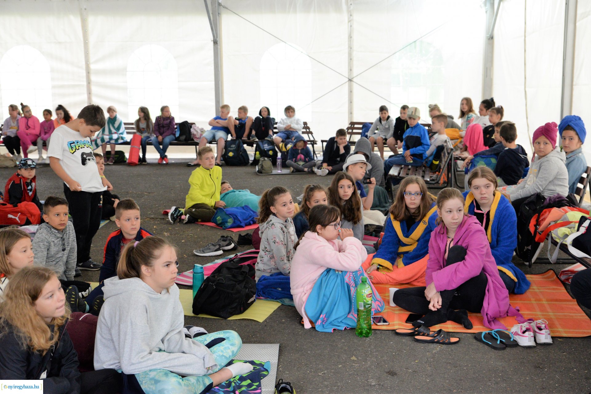 Tehetséges vízilabdások előadása Sóstón