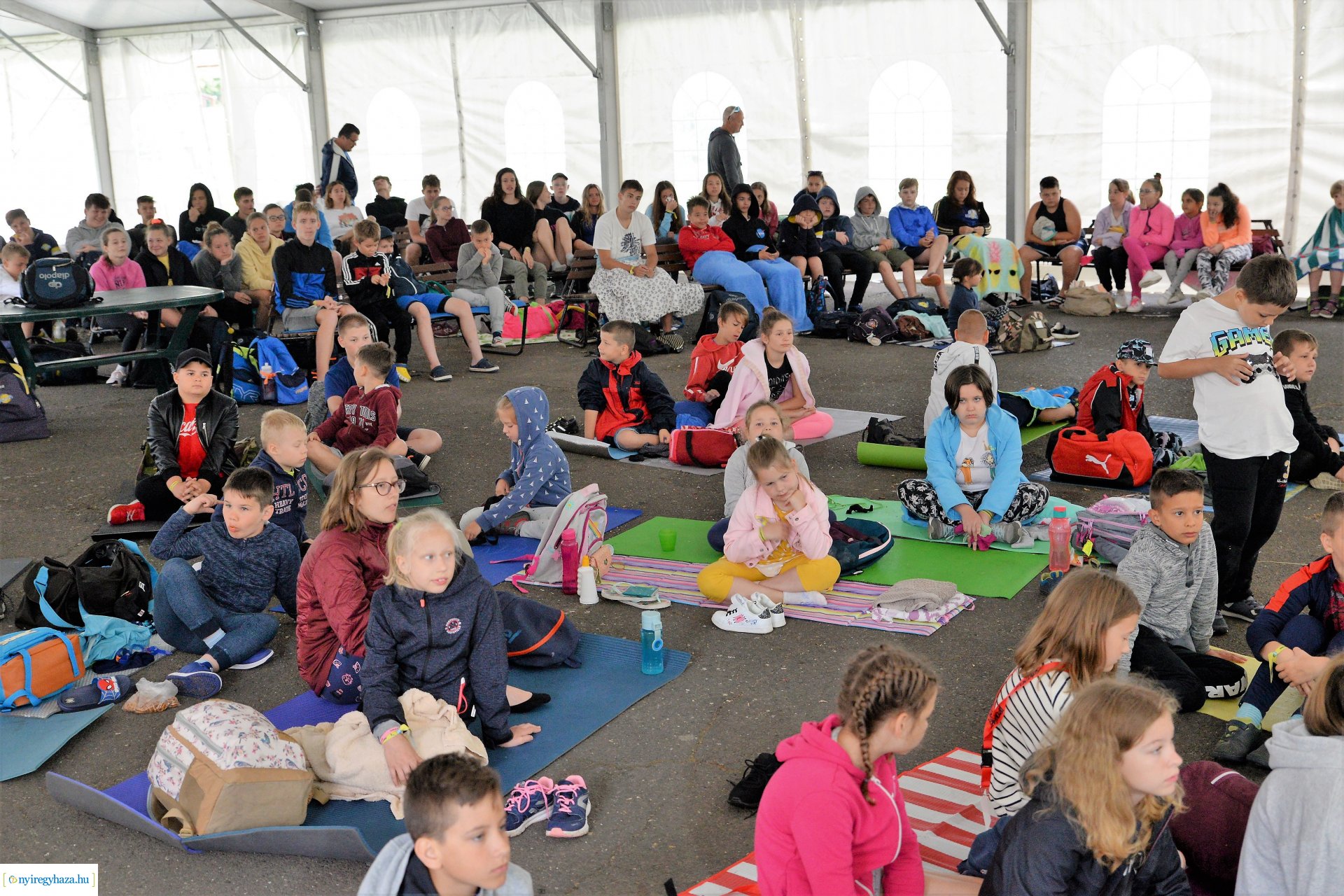 Tehetséges vízilabdások előadása Sóstón