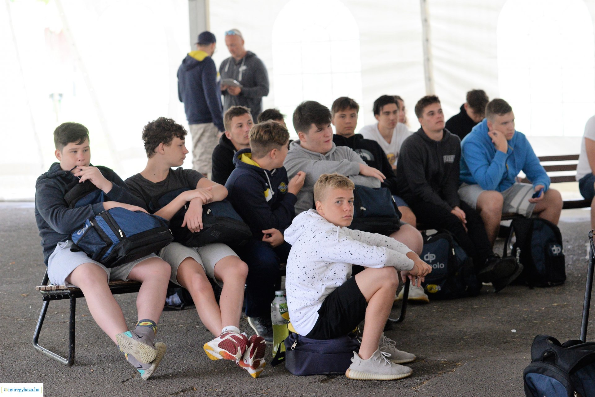 Tehetséges vízilabdások előadása Sóstón