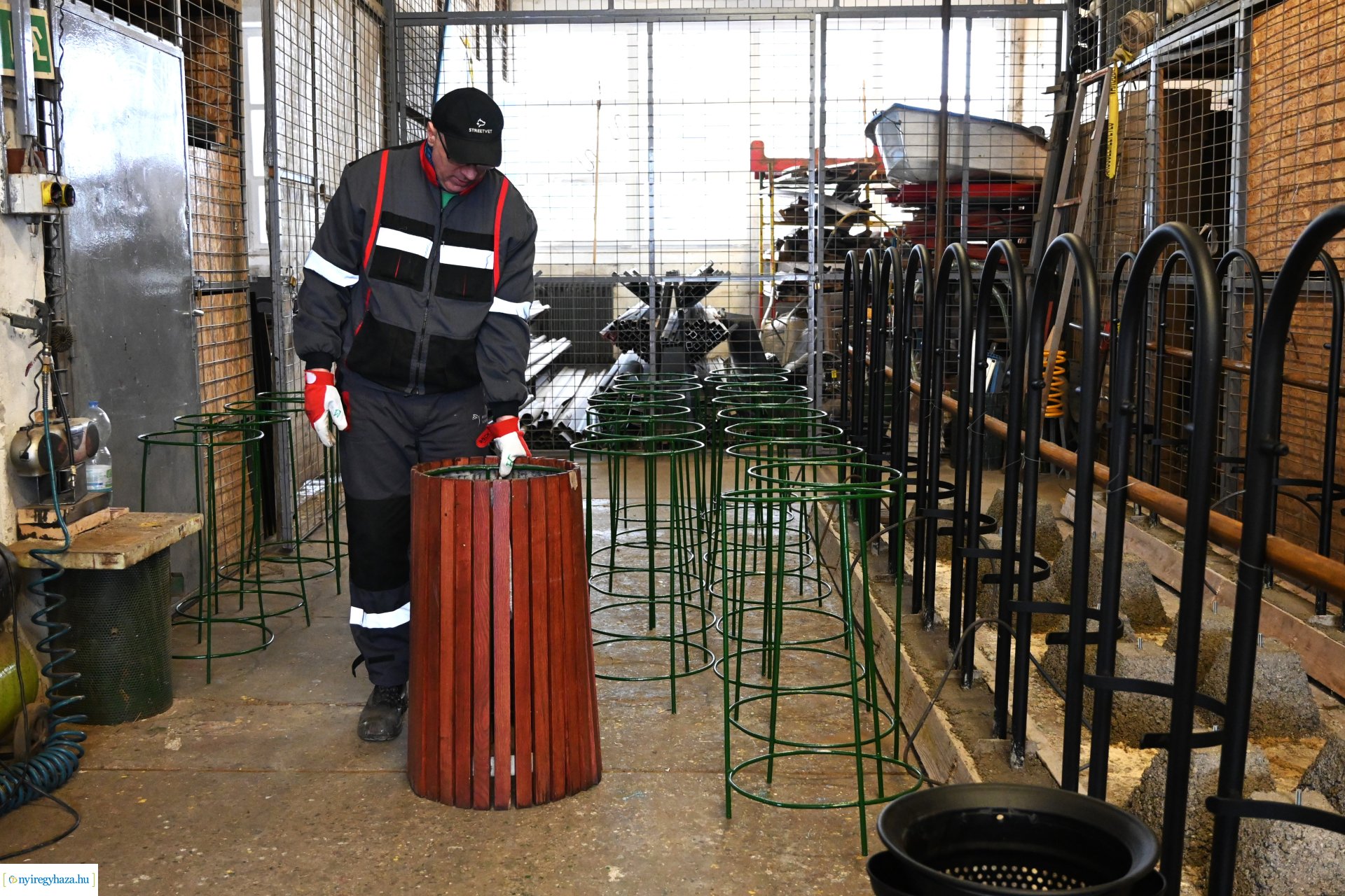 Téli karbantartás - festik a kültéri padokat a Nyírvv-nél