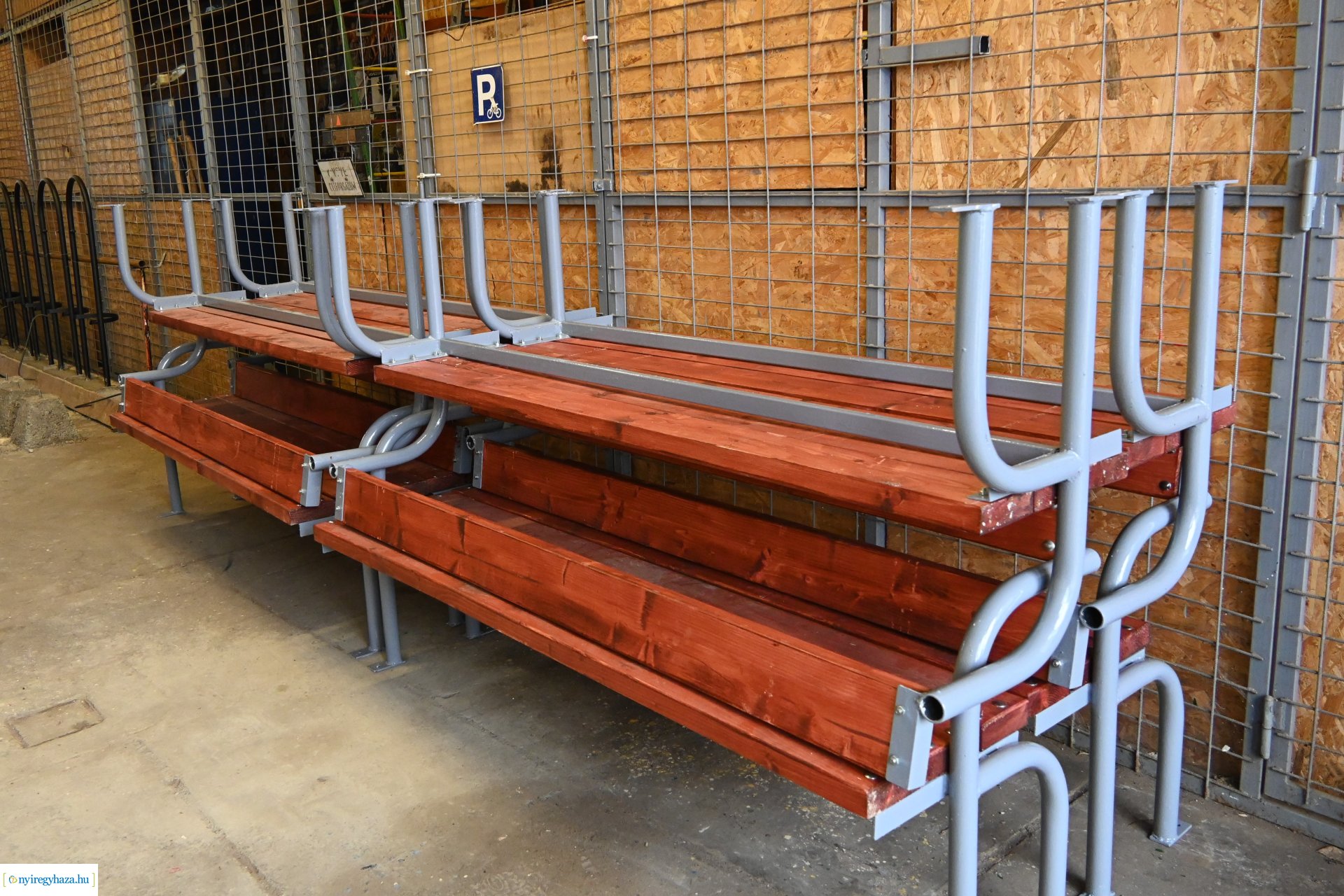 Téli karbantartás - festik a kültéri padokat a Nyírvv-nél