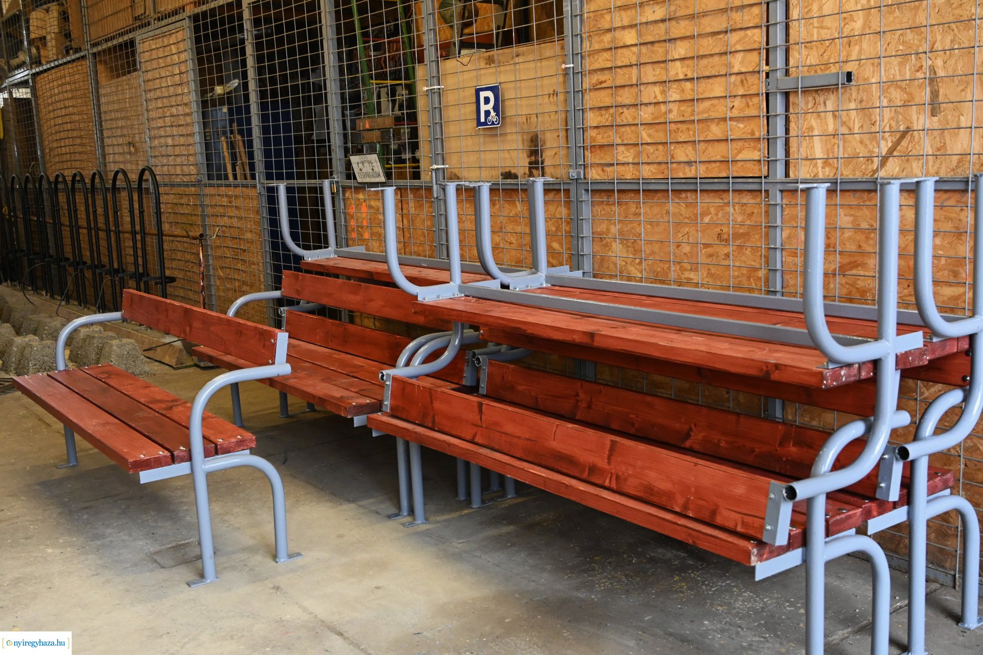 Téli karbantartás - festik a kültéri padokat a Nyírvv-nél