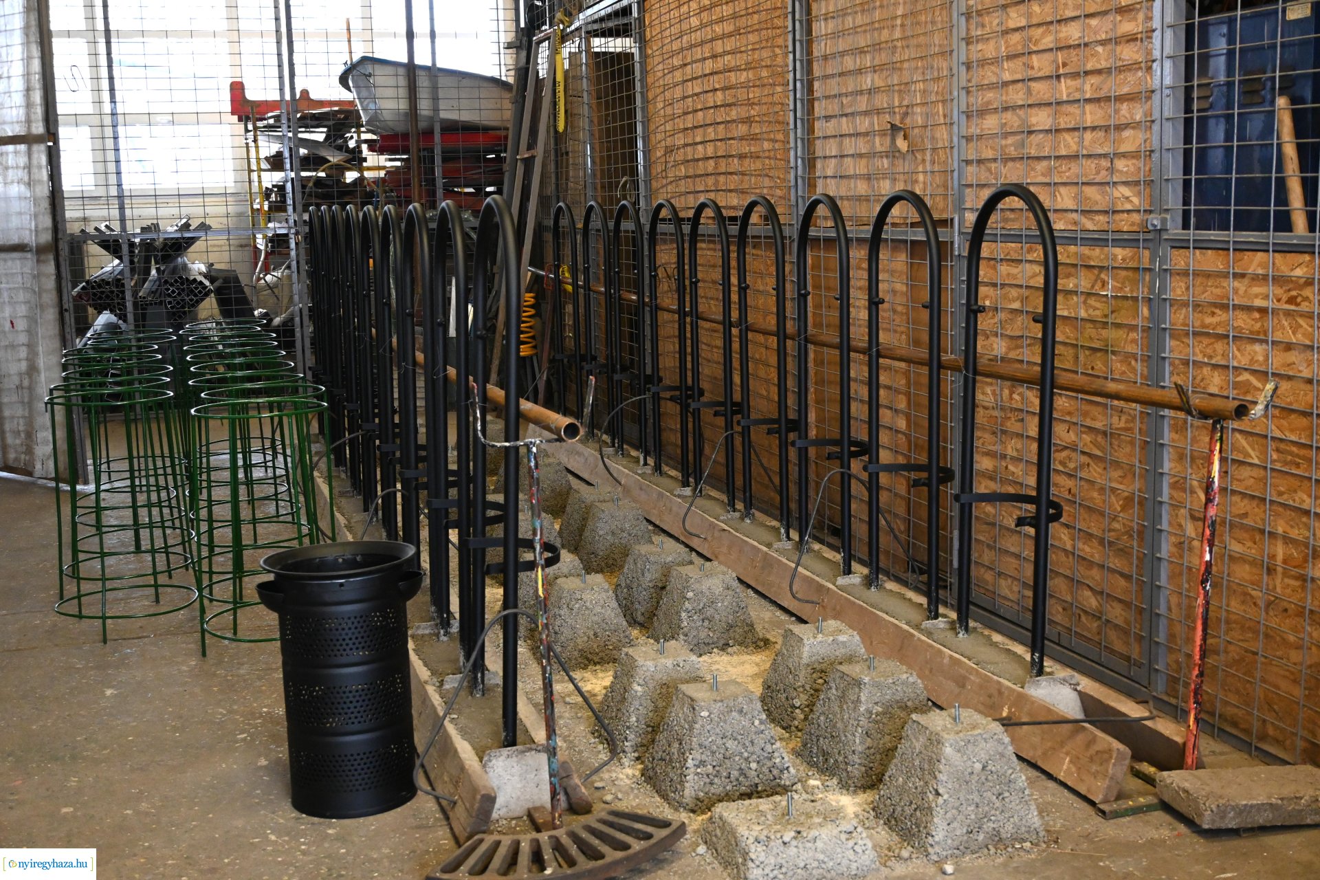 Téli karbantartás - festik a kültéri padokat a Nyírvv-nél