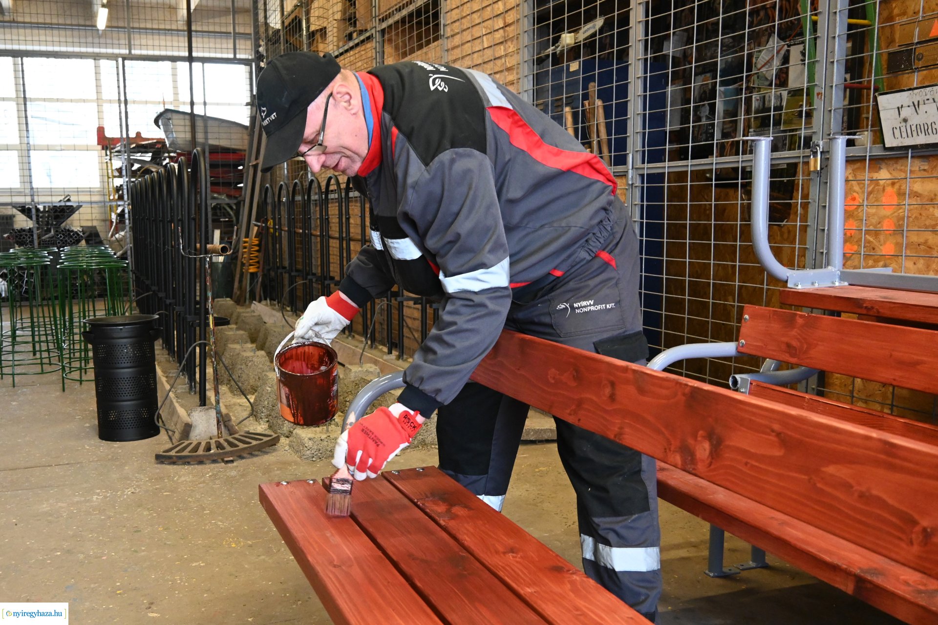 Téli karbantartás - festik a kültéri padokat a Nyírvv-nél