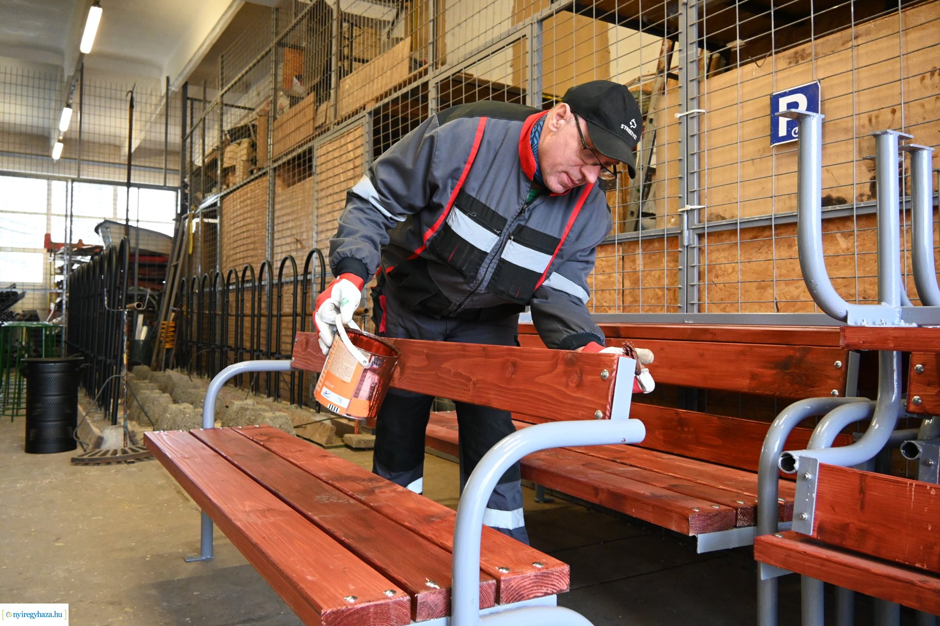 Téli karbantartás - festik a kültéri padokat a Nyírvv-nél