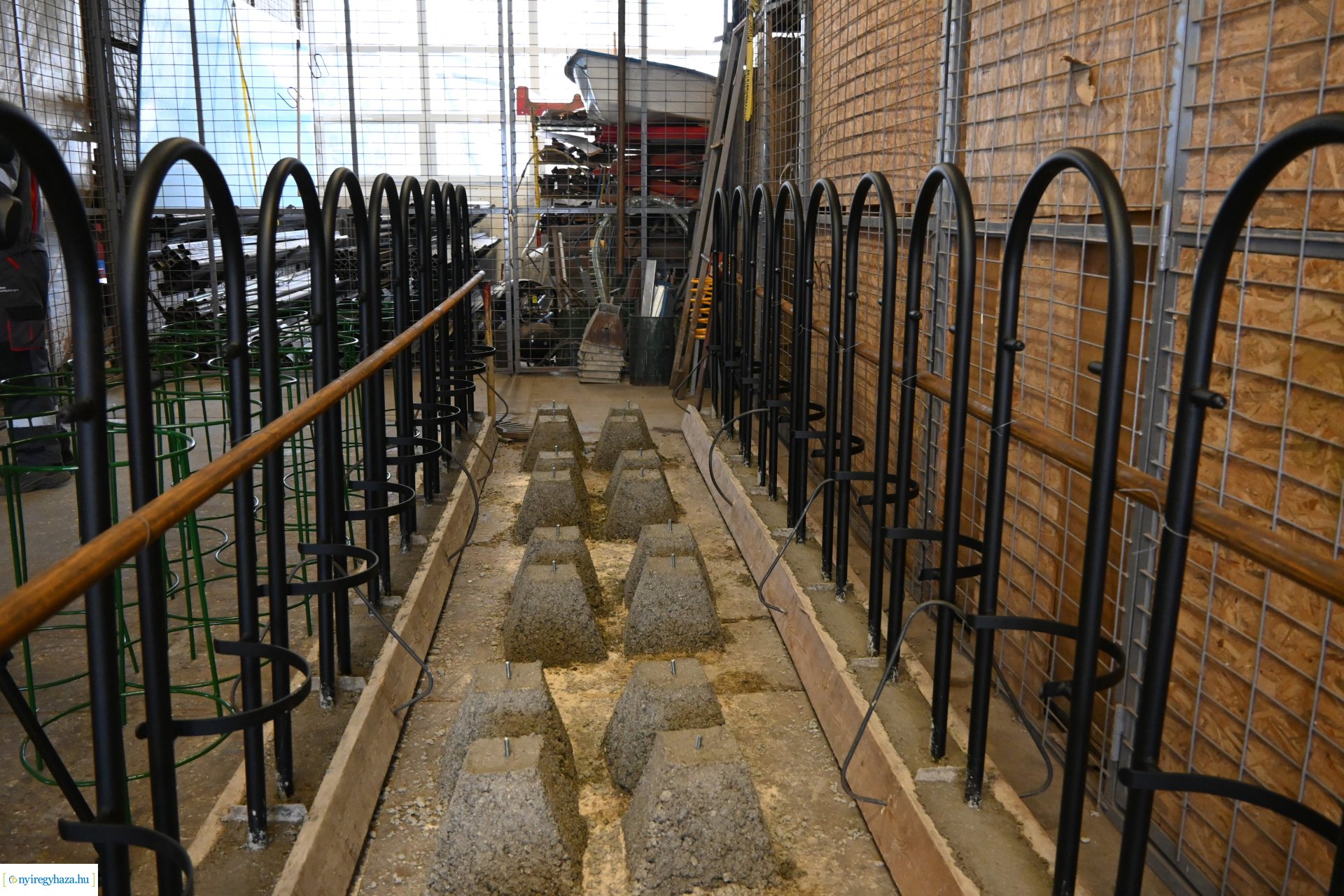 Téli karbantartás - festik a kültéri padokat a Nyírvv-nél