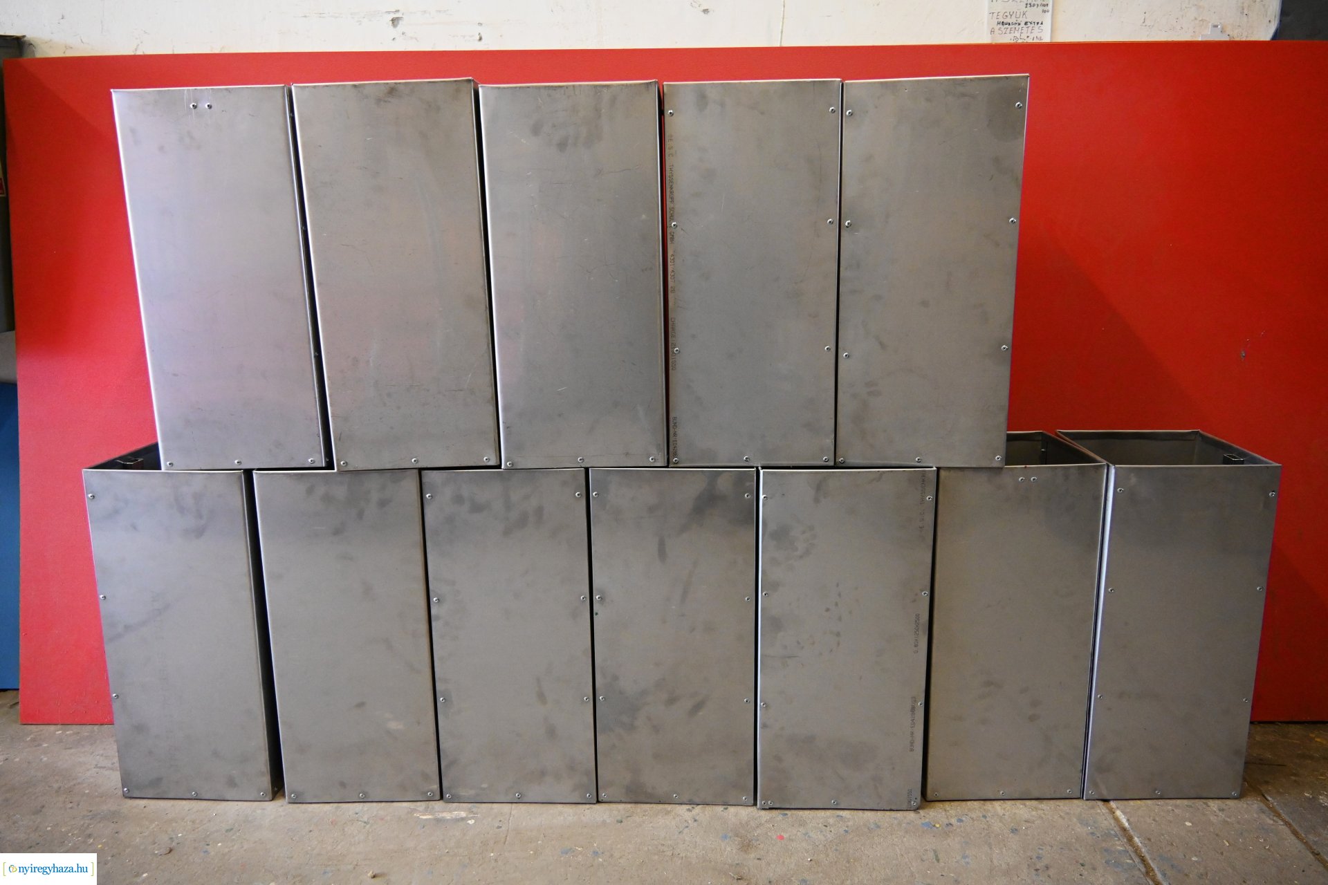 Téli karbantartás - festik a kültéri padokat a Nyírvv-nél