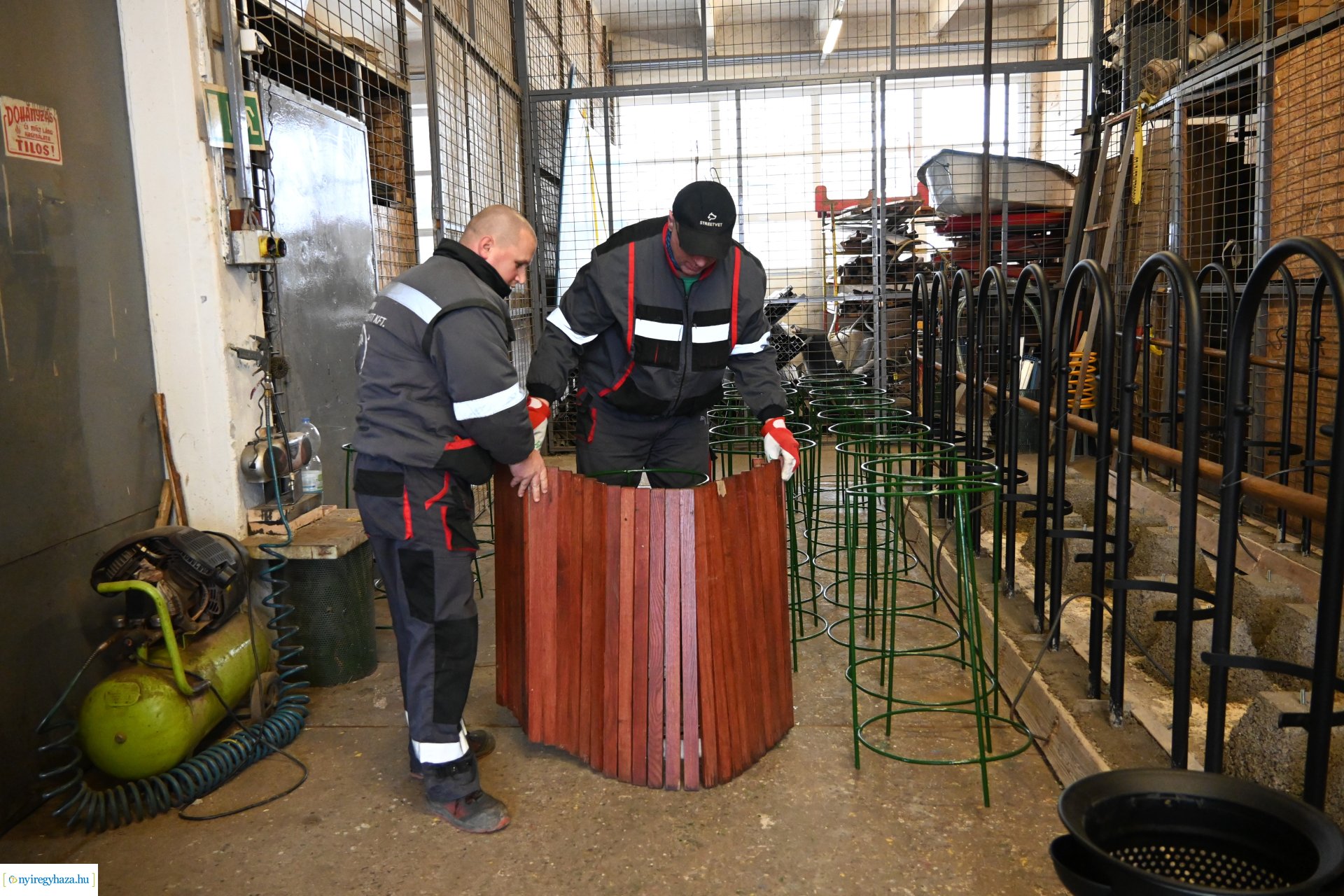 Téli karbantartás - festik a kültéri padokat a Nyírvv-nél